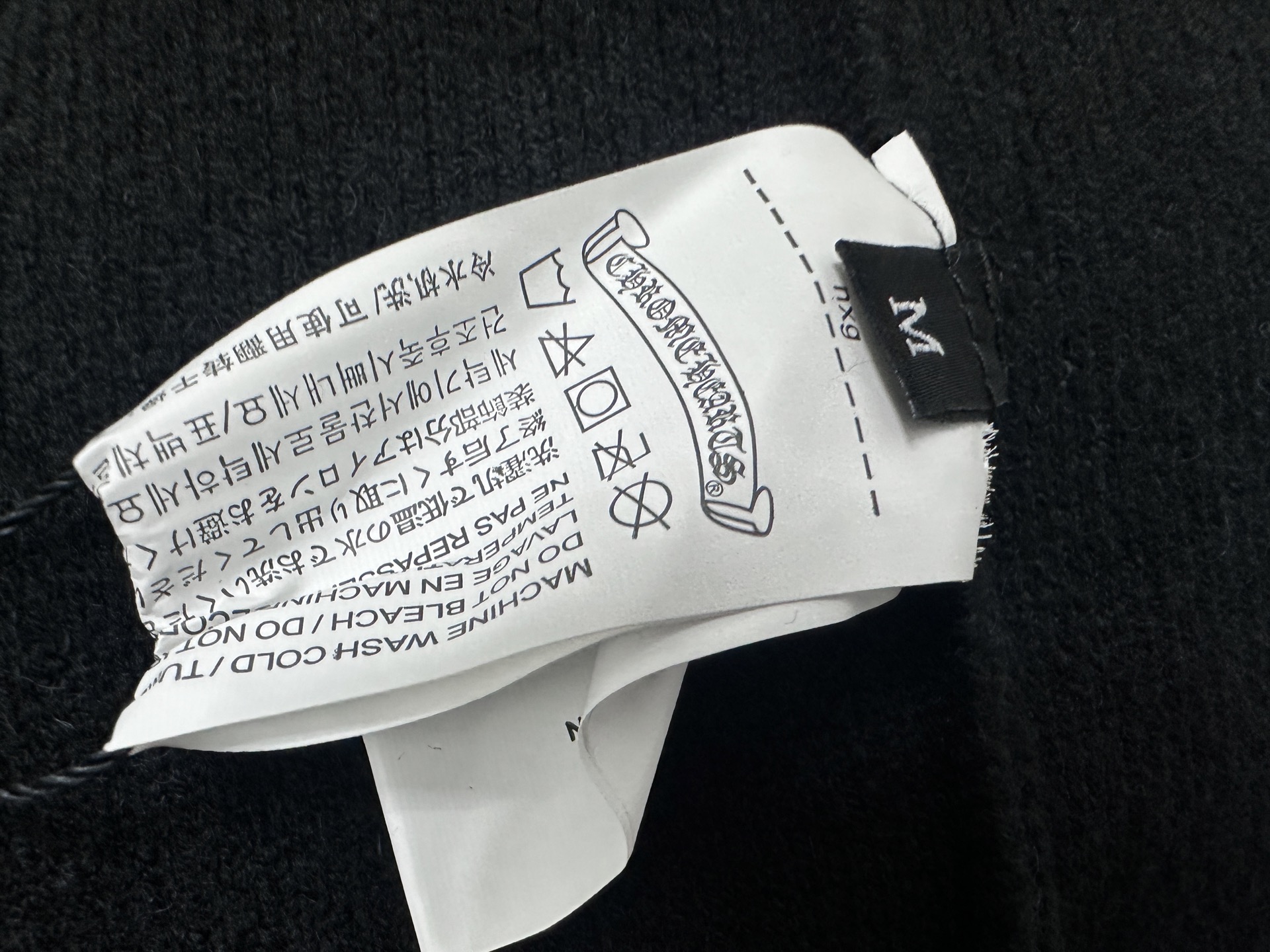 P200 【𝐶ℎ𝑟𝑜𝑚𝑒 𝐻𝑒𝑎𝑟𝑡𝑠】克罗心贴布豹纹皮标针织 历时一个月终于出货了，简直太爱了 上身真的超级帅。随意翻翻街拍 就能发现明星们都把它当作收藏级的，男女轻奢主义通勤必备单品。开发全网最高版本 从打版到做货耗时1个月，订制定制全套辅料，高端大气 档次十足！ 整件为纯棉针织毛线进口机织 颜色：黑色 尺码：S M L