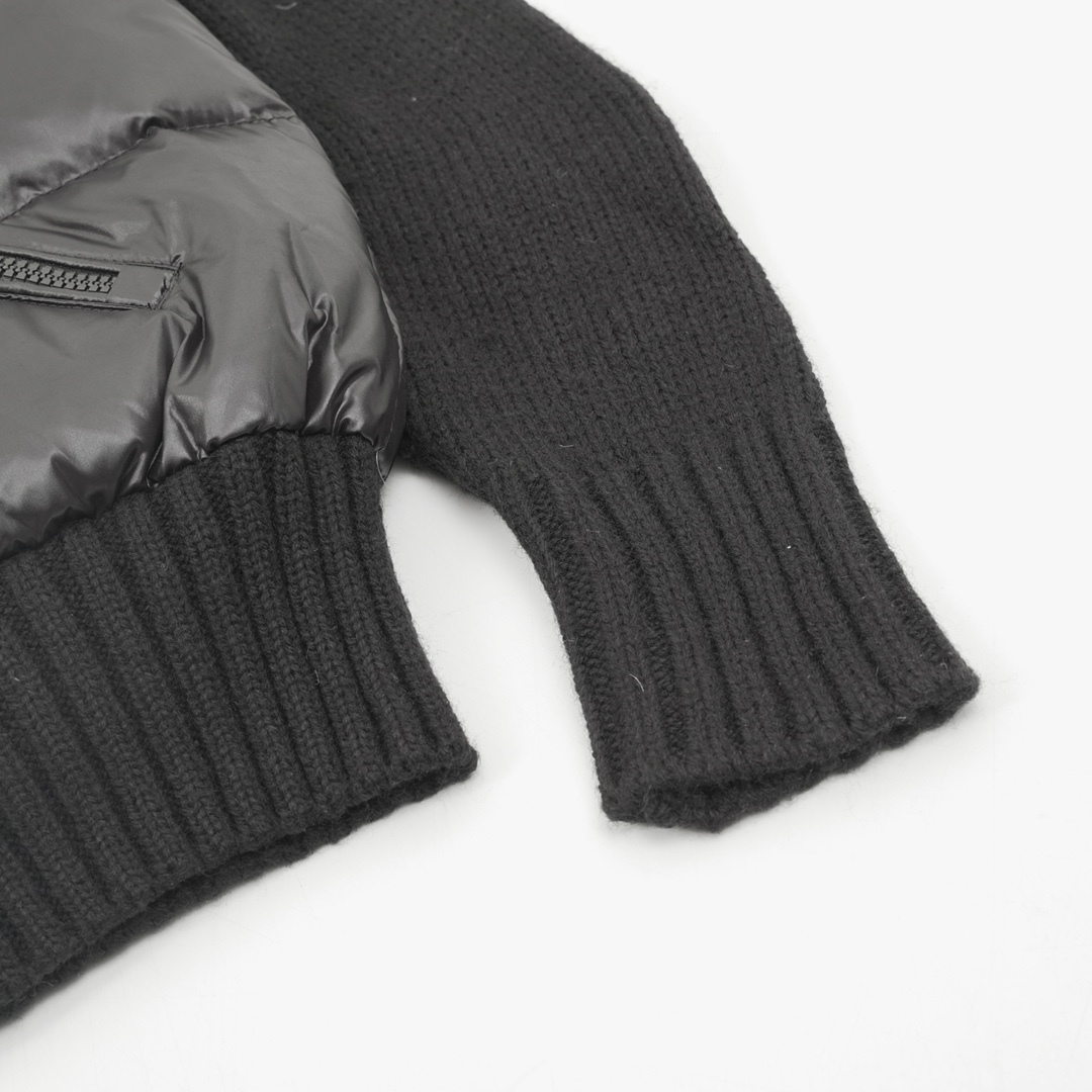 Monc*lerNEW23秋冬新款羽绒拼接夹克 #羽绒服 #日常穿搭 Monc*lerNEW23秋冬新款羽绒拼接夹克，金典立领两侧大口袋设计后背刺绣logo标志，羽绒填充实穿性同时增加了拼接流行元素~短款版型 纯色系列高级感十足!舒适时髦百搭款! 黑白两色 size：1-4