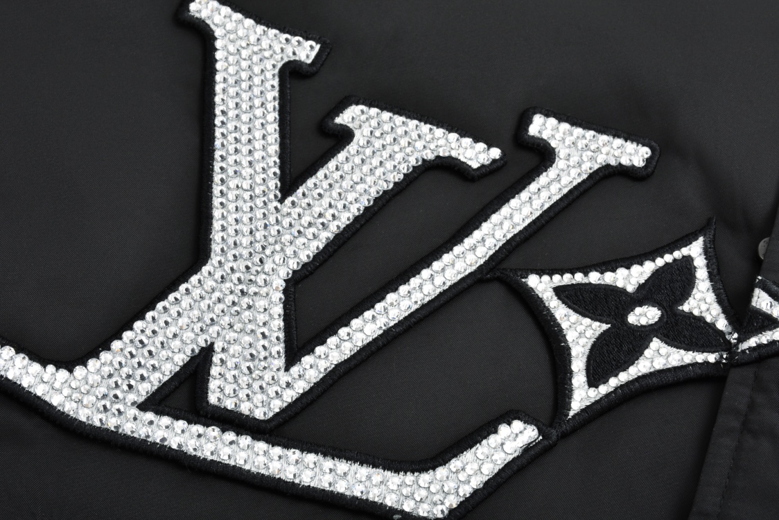 P400 1v 24SS 水钻绣章夹棉棒球服（黑色） 原版28,900购入开发，菲董联名系列。面料采用锦纶半消光斜纹布，里布采用人丝斜纹缎面，特种绣花机2200#洗水棉，绣竖条间棉里布，门襟采用夹层1200#棉，章仔采用日本进口田岛绣花机刺绣，醋酸斜纹缎面本白色打底，缎面光泽度高作为烫钻底，可以衬托光线更加四散，总共三组花型组成完整章仔图案，水钻位置全部参照原版还原位置，纯手工单规格单颗数位置数量做刷钻模版，采用仿奥钻4里跟2里两种规格，手工刷钻贴膜做烫钻花稿，烫钻花稿纯手工摆章仔，四周角落全部对绣花黑线内里落位 恒温恒时自动化压烫确保耐水洗牢度，成品钻章仔手摇绣花贴前幅裁片，左右片花型做还原花拼接处理，配套1.8cm喷亮面漆四合扣。 Size:46-48-50