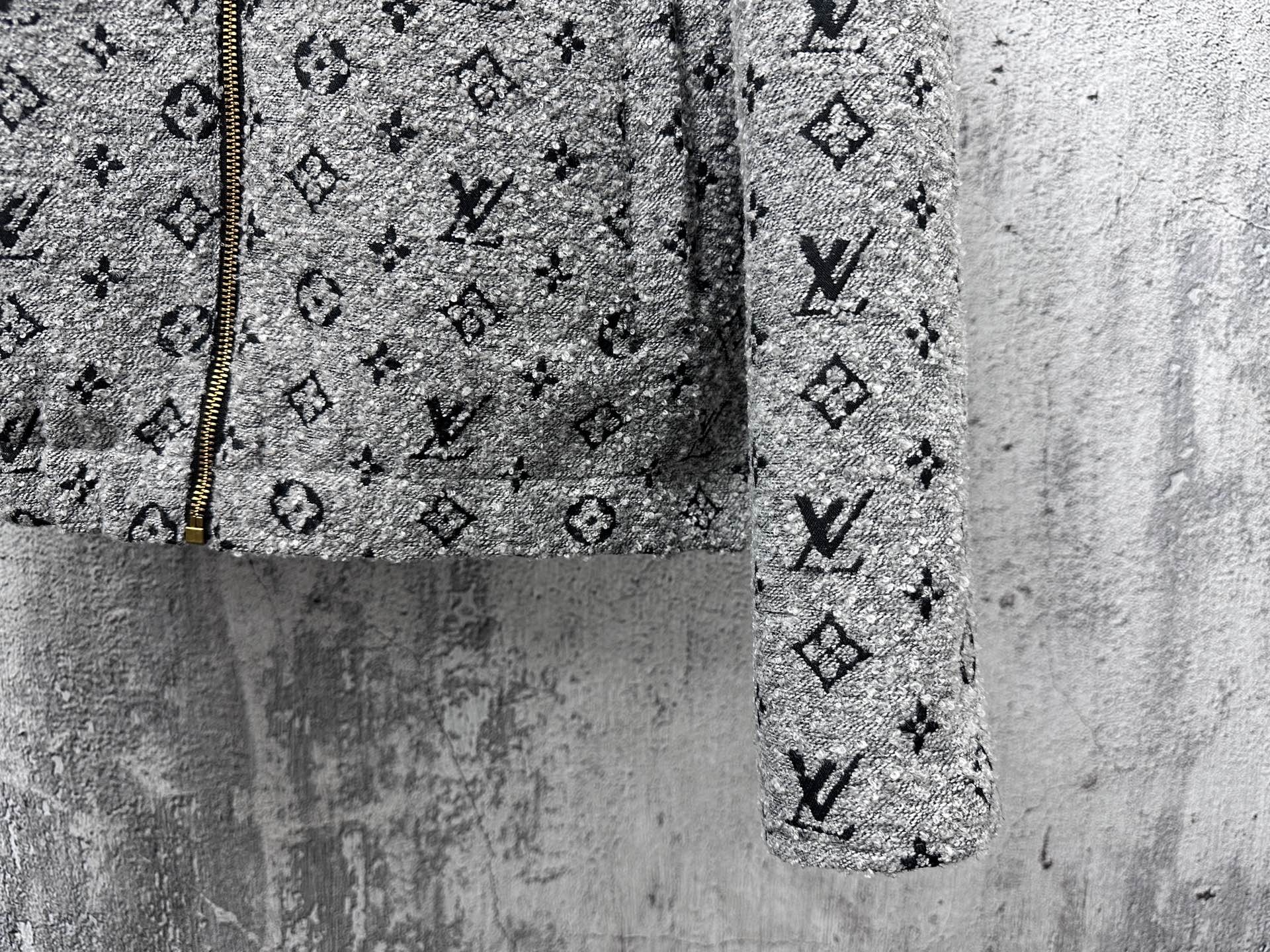P320 【Louis vuitton】路易25秋冬老花连帽外套 Monogram连帽外套，经典老花图案+高品质羊毛混纺，柔软又保暖!金色拉链和抽绳细节超有秋冬穿超合适人。宽松版辨识度，内衬柔软舒适，男女都能轻松驾驭，休闲or街头风都能搭 尺码：S-XL