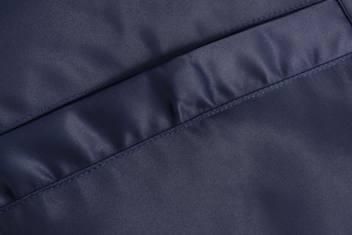 P400 1v 24FW 水钻绣章夹棉棒球服（藏青） 原版30,000购入开发，面料采用锦纶半消光斜纹布，里布采用人丝斜纹缎面，特种绣花机2200#洗水棉，绣竖条间棉里布，门襟采用夹层1200#棉，章仔采用日本进口田岛绣花机刺绣，醋酸斜纹缎面本白色打底，缎面光泽度高作为烫钻底，可以衬托光线更加四散，总共三组花型组成完整章仔图案，水钻位置全部参照原版还原位置，纯手工单规格单颗数位置数量做刷钻模版，采用仿奥钻4里跟2里两种规格，手工刷钻贴膜做烫钻花稿，烫钻花稿纯手工摆章仔，四周角落全部对绣花黑线内里落位 恒温恒时自动化压烫确保耐水洗牢度，成品钻章仔手摇绣花贴前幅裁片，左右片花型做还原花拼接处理，配套1.8cm喷亮面漆四合扣。三标辅料配套齐全，面包服OS廓形剪裁，容纳任何身形，区别市场错色版本。 Size:46-48-50