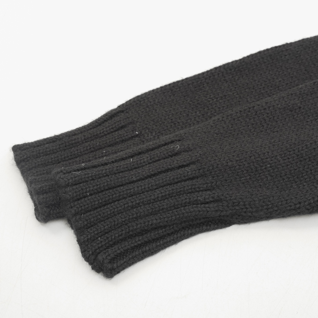 Monc*lerNEW23秋冬新款羽绒拼接夹克 #羽绒服 #日常穿搭 Monc*lerNEW23秋冬新款羽绒拼接夹克，金典立领两侧大口袋设计后背刺绣logo标志，羽绒填充实穿性同时增加了拼接流行元素~短款版型 纯色系列高级感十足!舒适时髦百搭款! 黑白两色 size：1-4