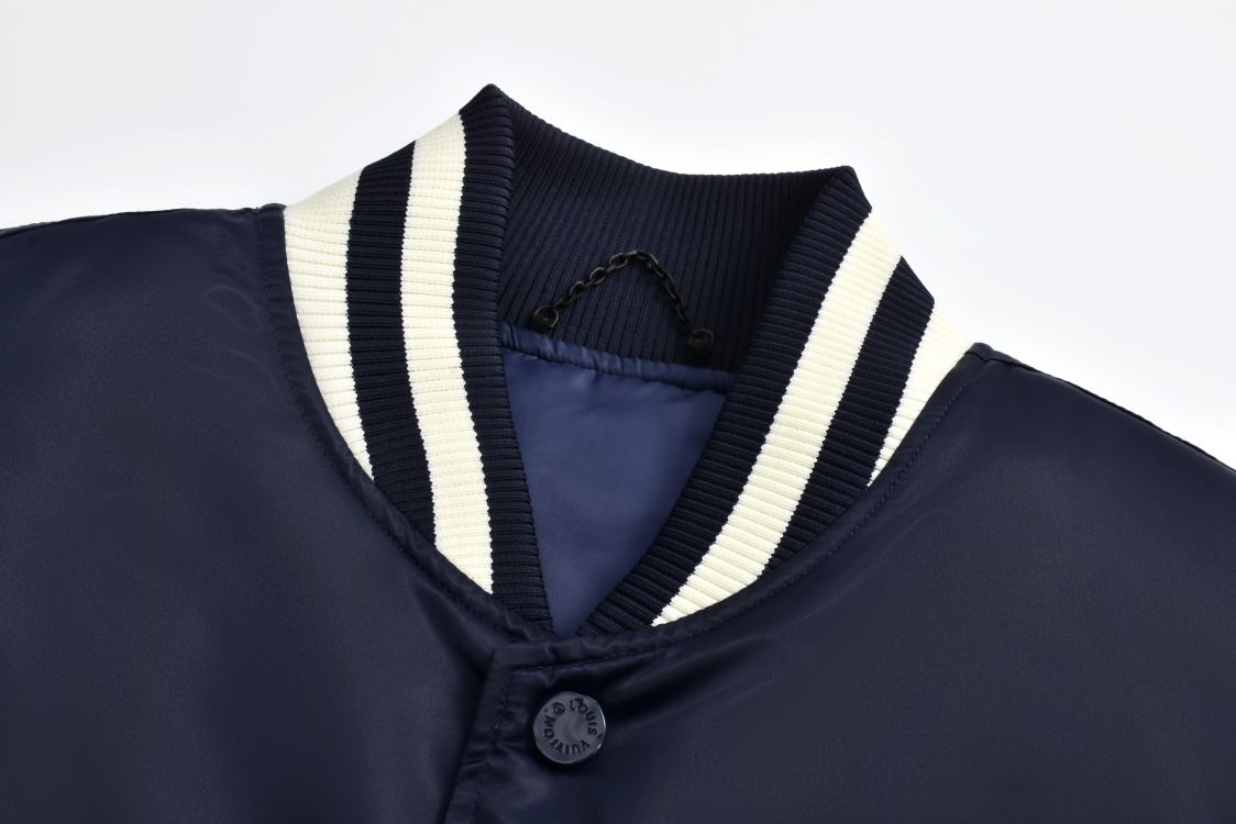 P400 1v 24FW 水钻绣章夹棉棒球服（藏青） 原版30,000购入开发，面料采用锦纶半消光斜纹布，里布采用人丝斜纹缎面，特种绣花机2200#洗水棉，绣竖条间棉里布，门襟采用夹层1200#棉，章仔采用日本进口田岛绣花机刺绣，醋酸斜纹缎面本白色打底，缎面光泽度高作为烫钻底，可以衬托光线更加四散，总共三组花型组成完整章仔图案，水钻位置全部参照原版还原位置，纯手工单规格单颗数位置数量做刷钻模版，采用仿奥钻4里跟2里两种规格，手工刷钻贴膜做烫钻花稿，烫钻花稿纯手工摆章仔，四周角落全部对绣花黑线内里落位 恒温恒时自动化压烫确保耐水洗牢度，成品钻章仔手摇绣花贴前幅裁片，左右片花型做还原花拼接处理，配套1.8cm喷亮面漆四合扣。三标辅料配套齐全，面包服OS廓形剪裁，容纳任何身形，区别市场错色版本。 Size:46-48-50