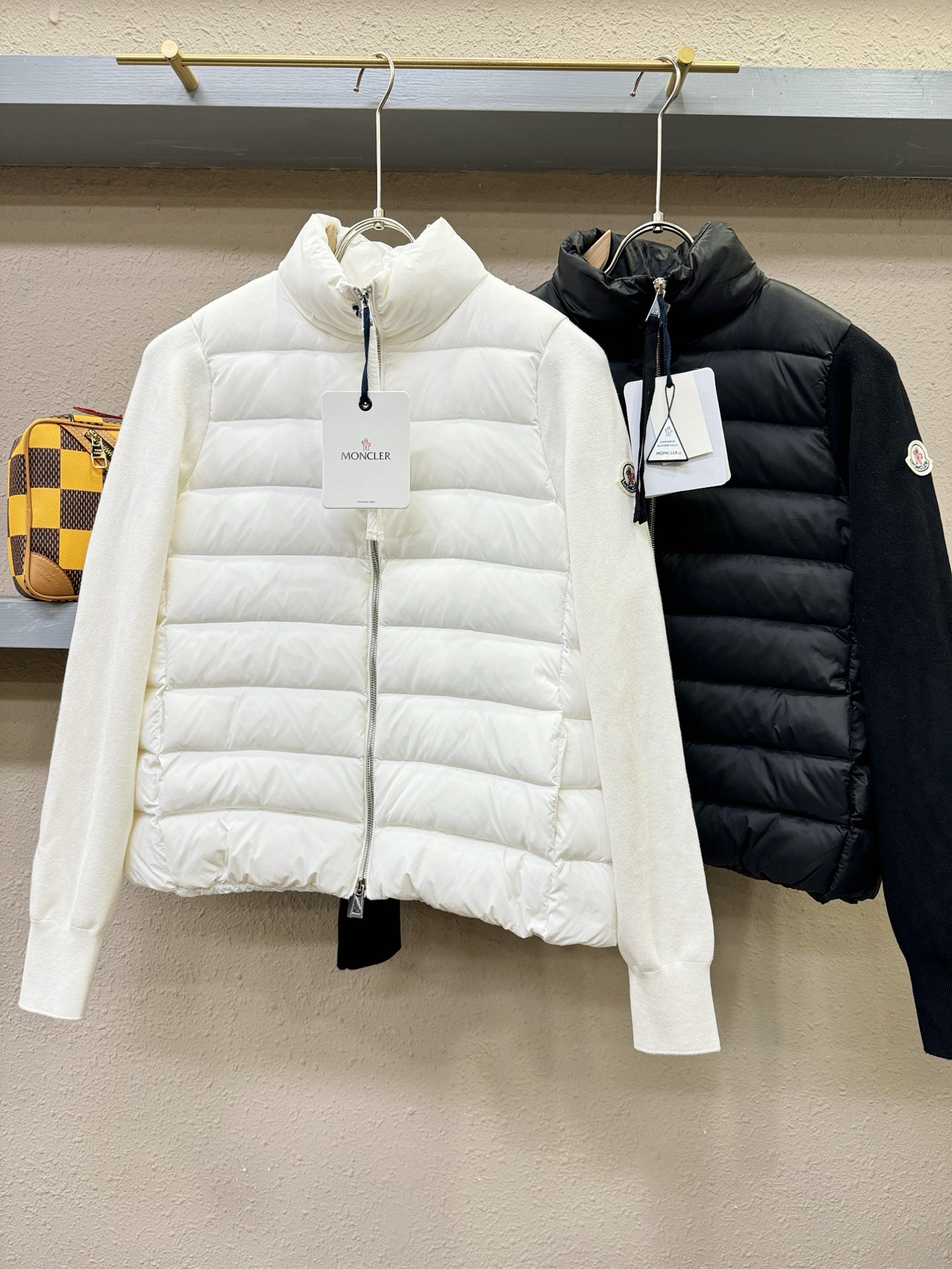 爆款羽绒服 2025新品 Moncler蒙口 新款羽绒服秀场新品，品相非常完美，专柜高科技防水面料，内里90%白鹅绒填充，舒适保暖，色泽饱满诱人，非常出彩的设计，轻松将时髦感进阶，做工极为考究严谨，走线工整细致！大牌设计师巨作！上身不显臃肿、超级帅气！柜台码数: S-L