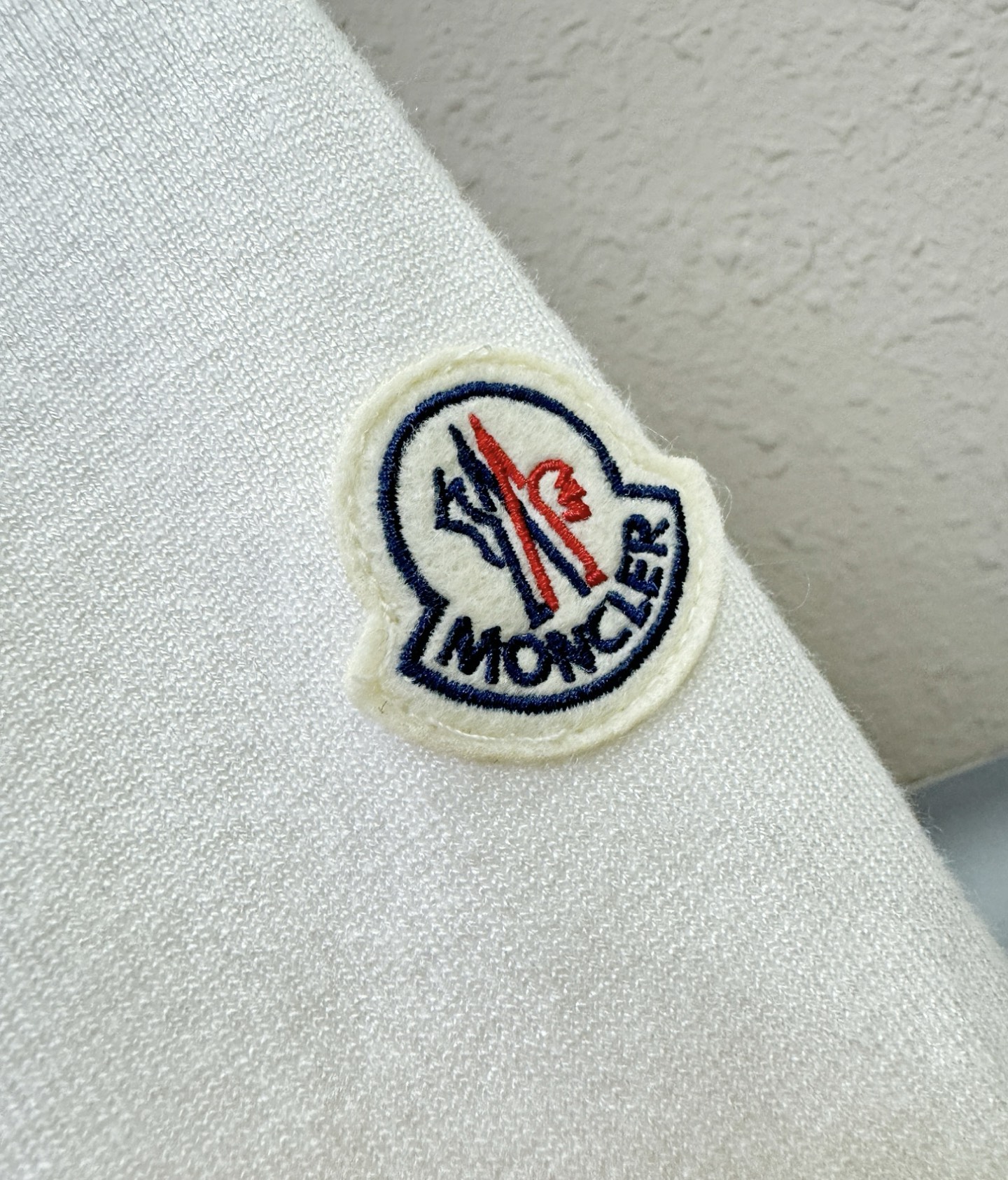 爆款羽绒服 2025新品 Moncler蒙口 新款羽绒服秀场新品，品相非常完美，专柜高科技防水面料，内里90%白鹅绒填充，舒适保暖，色泽饱满诱人，非常出彩的设计，轻松将时髦感进阶，做工极为考究严谨，走线工整细致！大牌设计师巨作！上身不显臃肿、超级帅气！柜台码数: S-L