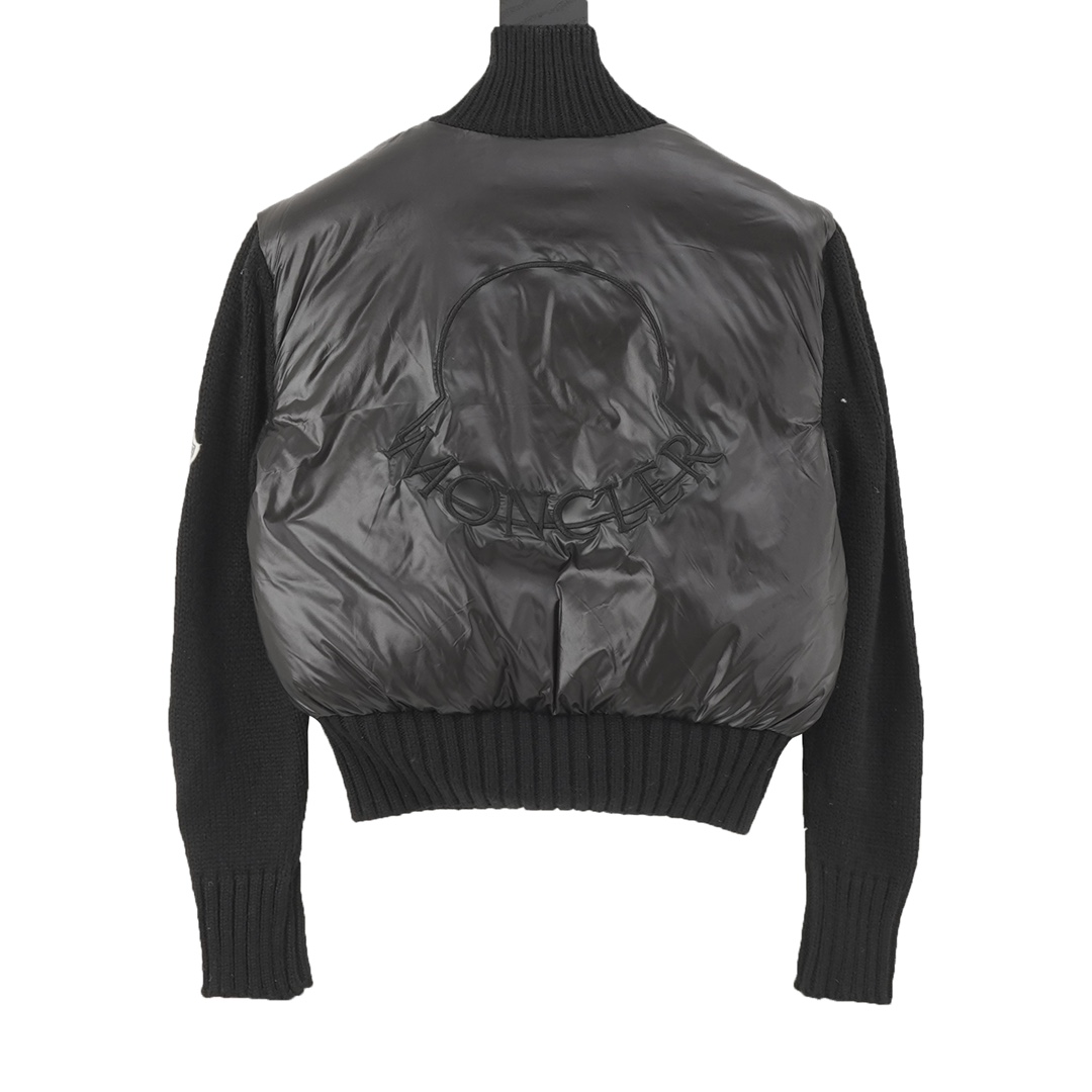 Monc*lerNEW23秋冬新款羽绒拼接夹克 #羽绒服 #日常穿搭 Monc*lerNEW23秋冬新款羽绒拼接夹克，金典立领两侧大口袋设计后背刺绣logo标志，羽绒填充实穿性同时增加了拼接流行元素~短款版型 纯色系列高级感十足!舒适时髦百搭款! 黑白两色 size：1-4