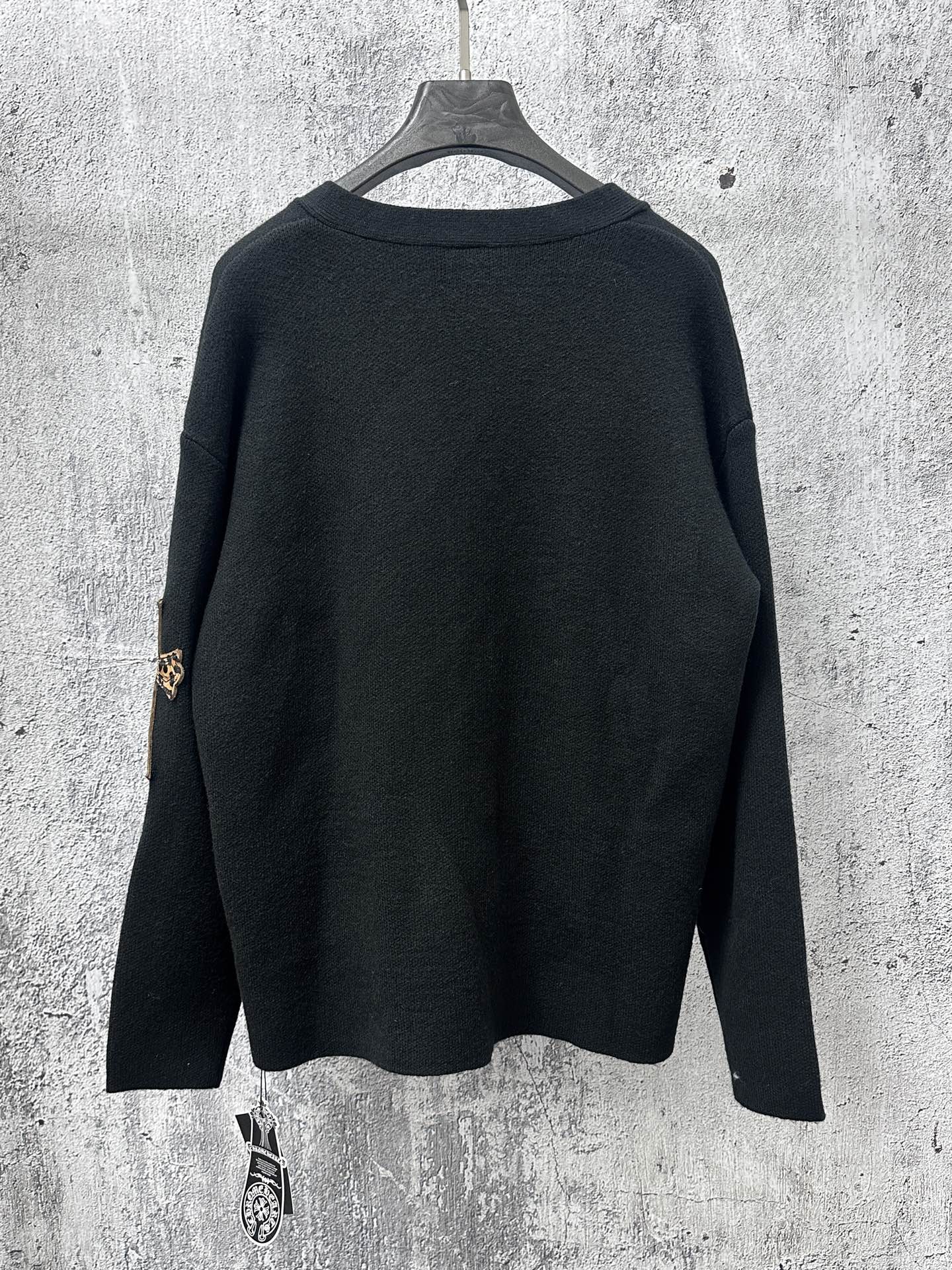 P200 【𝐶ℎ𝑟𝑜𝑚𝑒 𝐻𝑒𝑎𝑟𝑡𝑠】克罗心贴布豹纹皮标针织 历时一个月终于出货了，简直太爱了 上身真的超级帅。随意翻翻街拍 就能发现明星们都把它当作收藏级的，男女轻奢主义通勤必备单品。开发全网最高版本 从打版到做货耗时1个月，订制定制全套辅料，高端大气 档次十足！ 整件为纯棉针织毛线进口机织 颜色：黑色 尺码：S M L