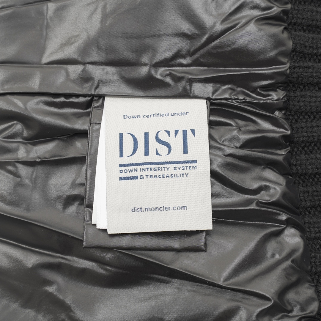 Monc*lerNEW23秋冬新款羽绒拼接夹克 #羽绒服 #日常穿搭 Monc*lerNEW23秋冬新款羽绒拼接夹克，金典立领两侧大口袋设计后背刺绣logo标志，羽绒填充实穿性同时增加了拼接流行元素~短款版型 纯色系列高级感十足!舒适时髦百搭款! 黑白两色 size：1-4