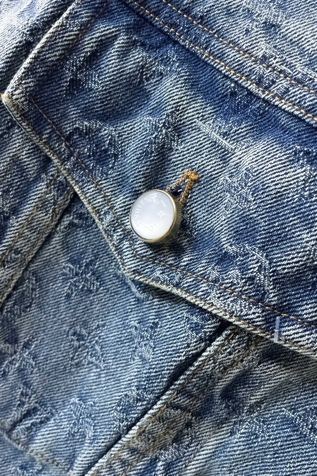 上衣 裤子 I768 LV🔥驴牌 24ss新款时装秀的牛仔闪烁迷人，令日间造型更见出众。 采用牛仔布缝制，满印Monogram提花图案， 这款可配搭同系列，缔造夺目出众的造型。 男女同款 码数：S- XL 三标齐全 可拆卖