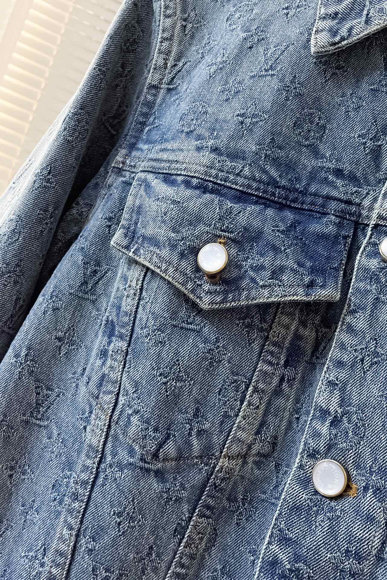 上衣 裤子 I768 LV🔥驴牌 24ss新款时装秀的牛仔闪烁迷人，令日间造型更见出众。 采用牛仔布缝制，满印Monogram提花图案， 这款可配搭同系列，缔造夺目出众的造型。 男女同款 码数：S- XL 三标齐全 可拆卖