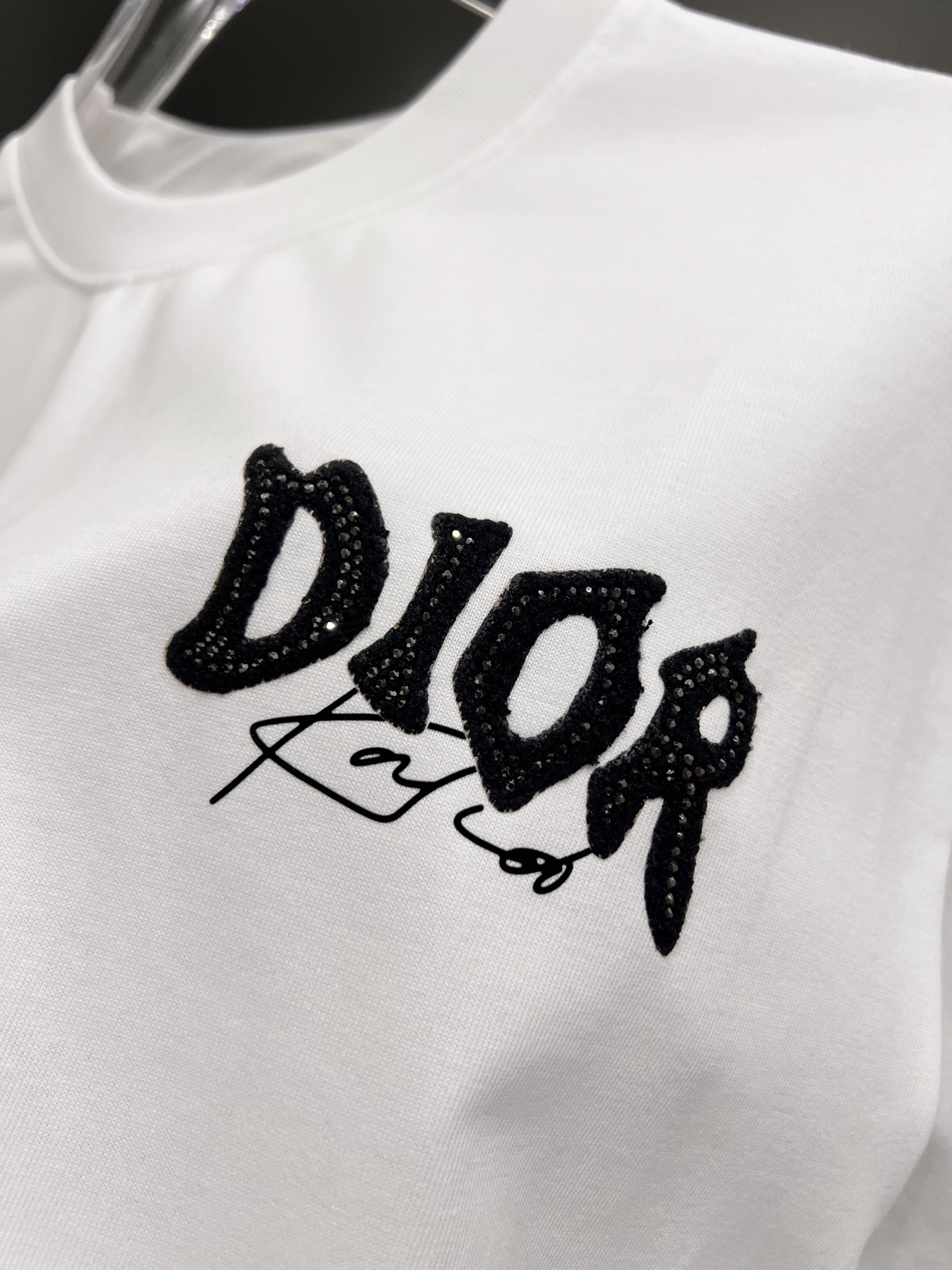 P80 Dio* 迪奥 2025秋冬新款 经典字母立体贴布工艺 简约大方 定制双纱平纹纯棉面料 短袖T恤 男女同款 尺码S M L XL XXL 五个码 黑色 白色