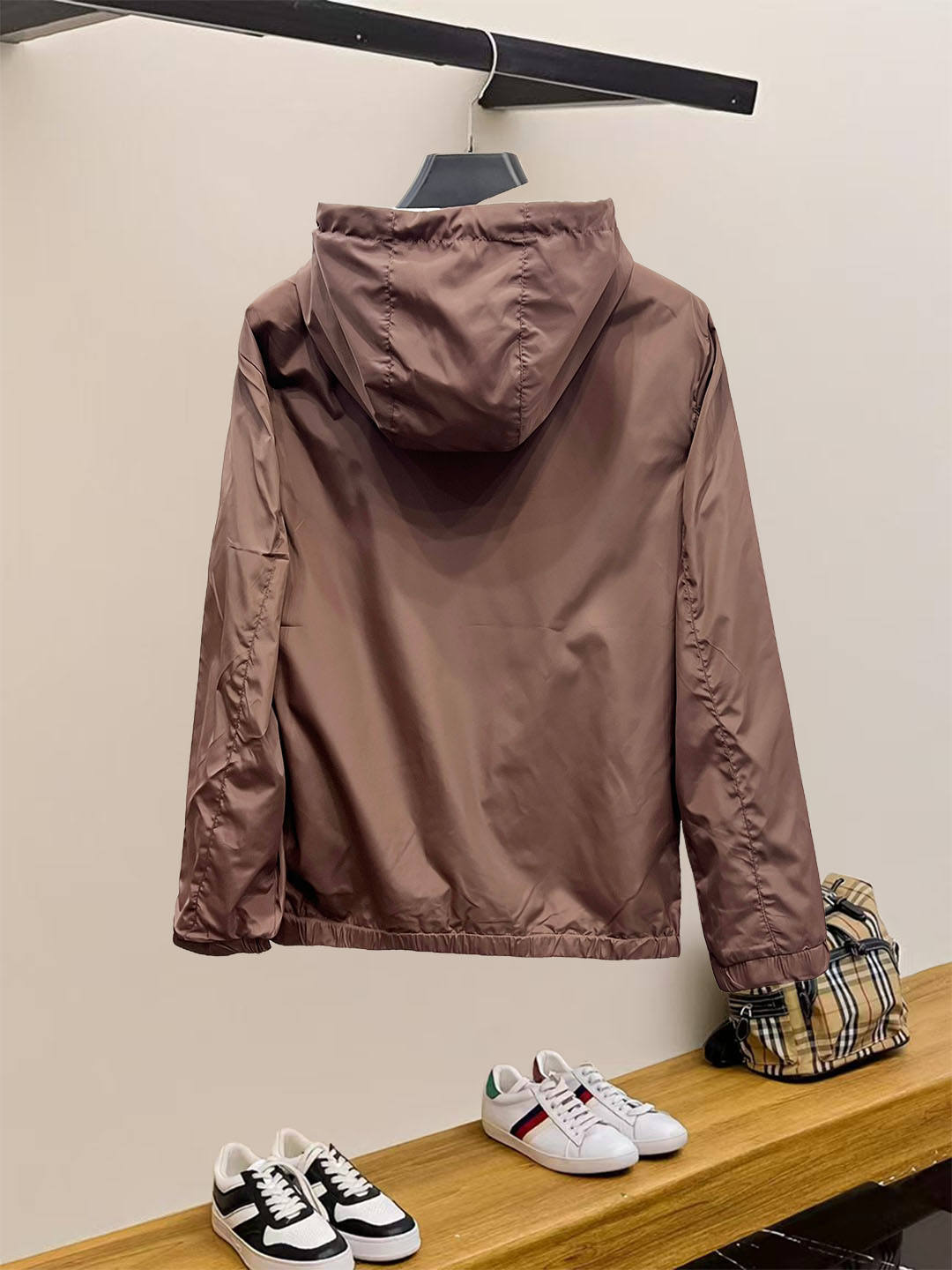 P240 巴宝利 官网同款，三标齐全，提前发售！25ss秋冬新款男士夹克外套， [强] 原单三标齐全高端版本！专柜定制面料 透气舒适度高，细节无可挑剔，品牌元素设计理念，体现高品质。手感细腻柔软！呈现休闲裁剪，上身版型超赞！男女同款 黑白两色 码数：M～3XL