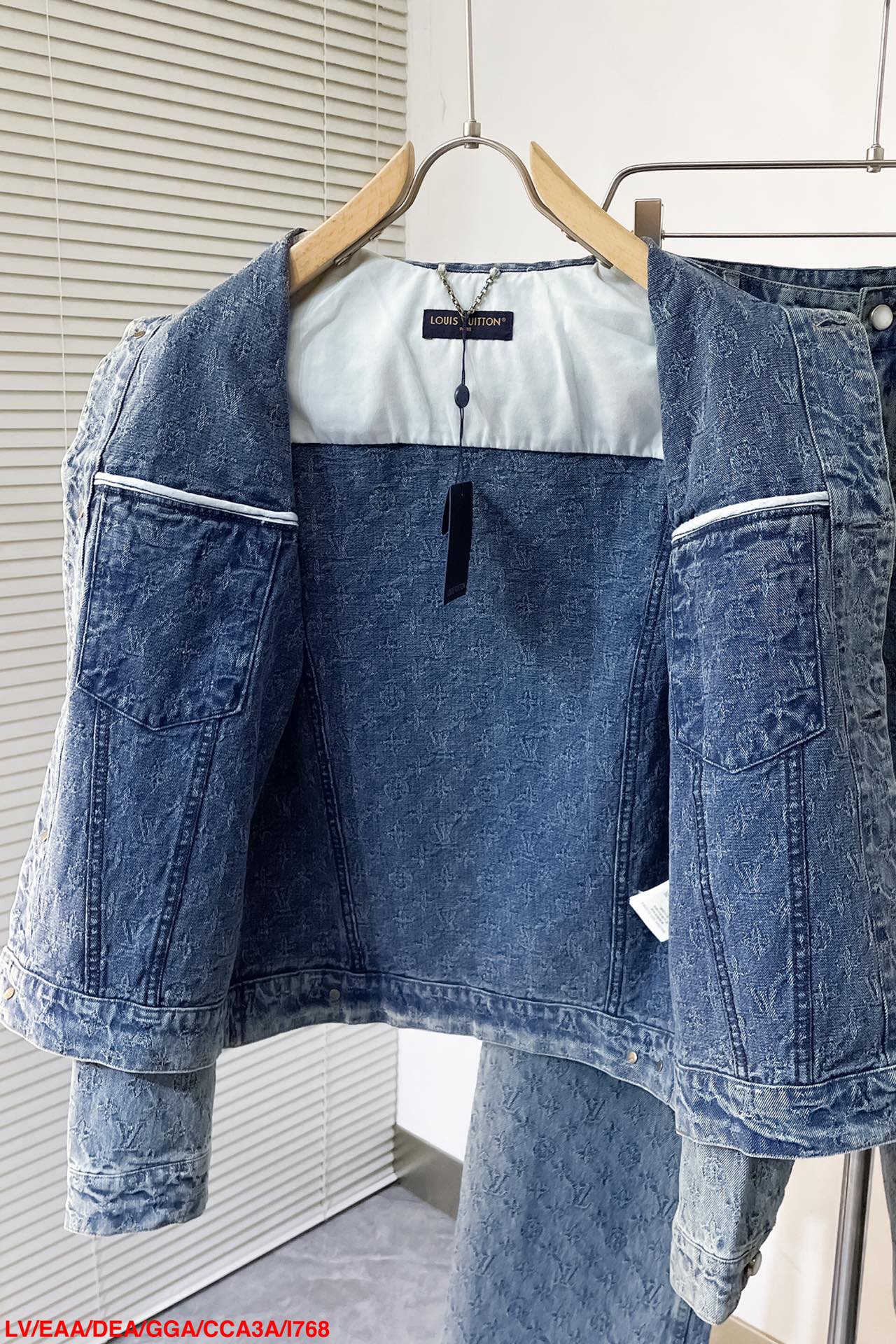 上衣 裤子 I768 LV🔥驴牌 24ss新款时装秀的牛仔闪烁迷人，令日间造型更见出众。 采用牛仔布缝制，满印Monogram提花图案， 这款可配搭同系列，缔造夺目出众的造型。 男女同款 码数：S- XL 三标齐全 可拆卖