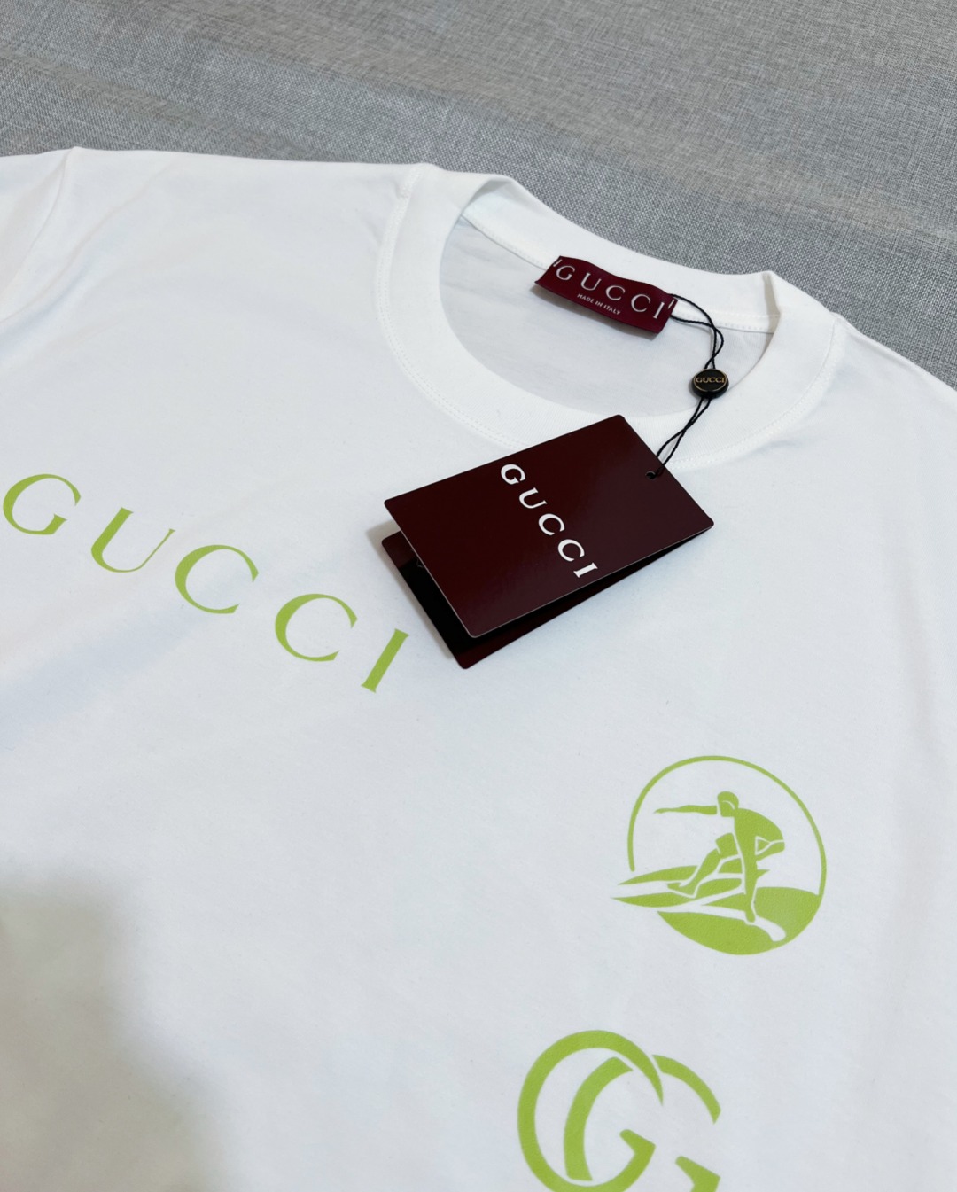 P75 Gucci古驰官网得物同步在售；2026ss logo字母印花圆领短袖T恤，严控logo标识大小，间距对色与原版一致；芥末绿logo注重调色对版；甄选240g双纱纯棉面料，柔软透气，出厂预做防缩水工艺，穿着多次清洗不易变形，高规格三针走线注重品质，领口包边坐骨；细节到位；款式百搭好看，夏季不错的选择；颜色：黑色，白色，尺码XS-L（最大可穿200斤）