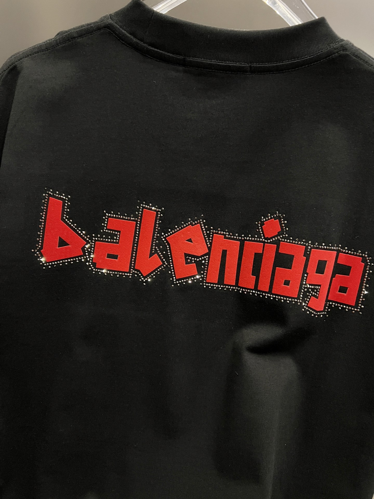 P80 BAL 巴黎世家 2025秋冬新款 短袖T恤 经典logo印花+烫钻工艺 男女同款宽松版 S M L XL XXL 五个码 颜色：黑色 白色 安哥拉红