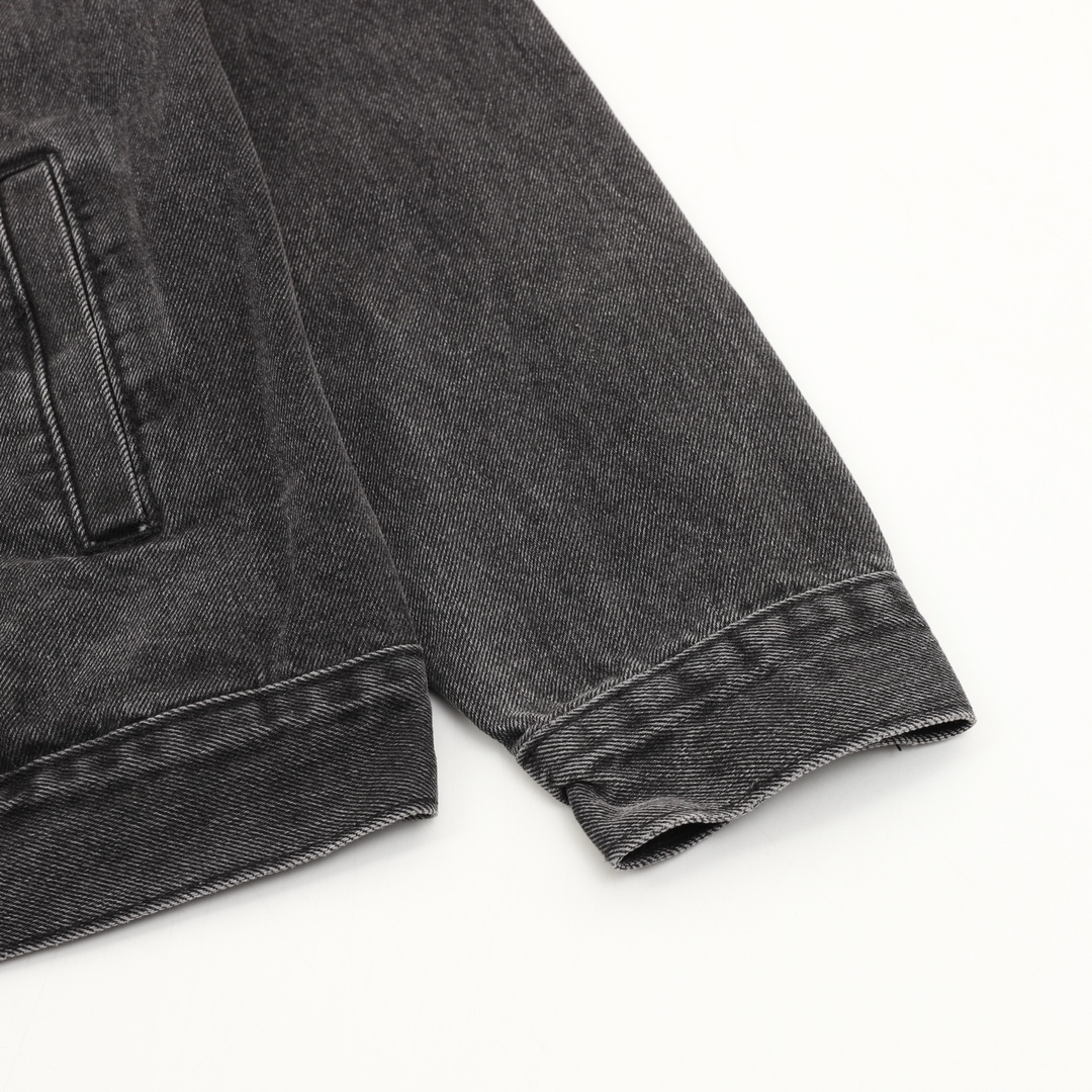 LOUISVUITTONLV刺绣口袋砂洗丹宁套装牛仔外套 原版16000购入，LV牛仔夹克采用430g重磅牛仔布料，重工炒盐洗水后版型透气舒适，洗水色泽媲美YB效果，明显刺绣工艺，logo低调奢华大方，原版开模珍珠纽扣，棋盘皮牌，口袋精致绣花，效果超好！搭配同款牛仔长裤，时尚感十足！男女同款 颜色:水洗黑 Size：46-52