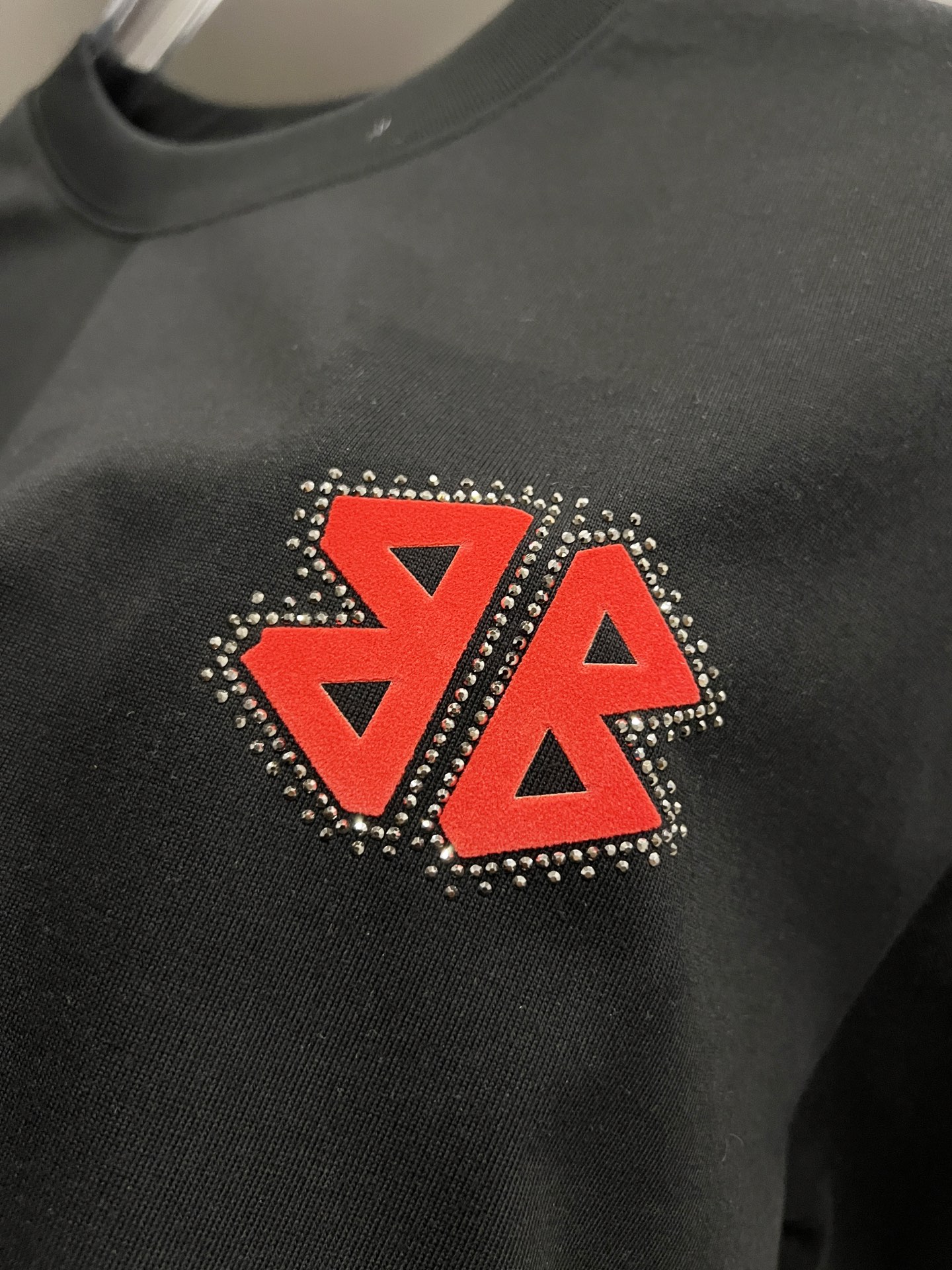 P80 BAL 巴黎世家 2025秋冬新款 短袖T恤 经典logo印花+烫钻工艺 男女同款宽松版 S M L XL XXL 五个码 颜色：黑色 白色 安哥拉红