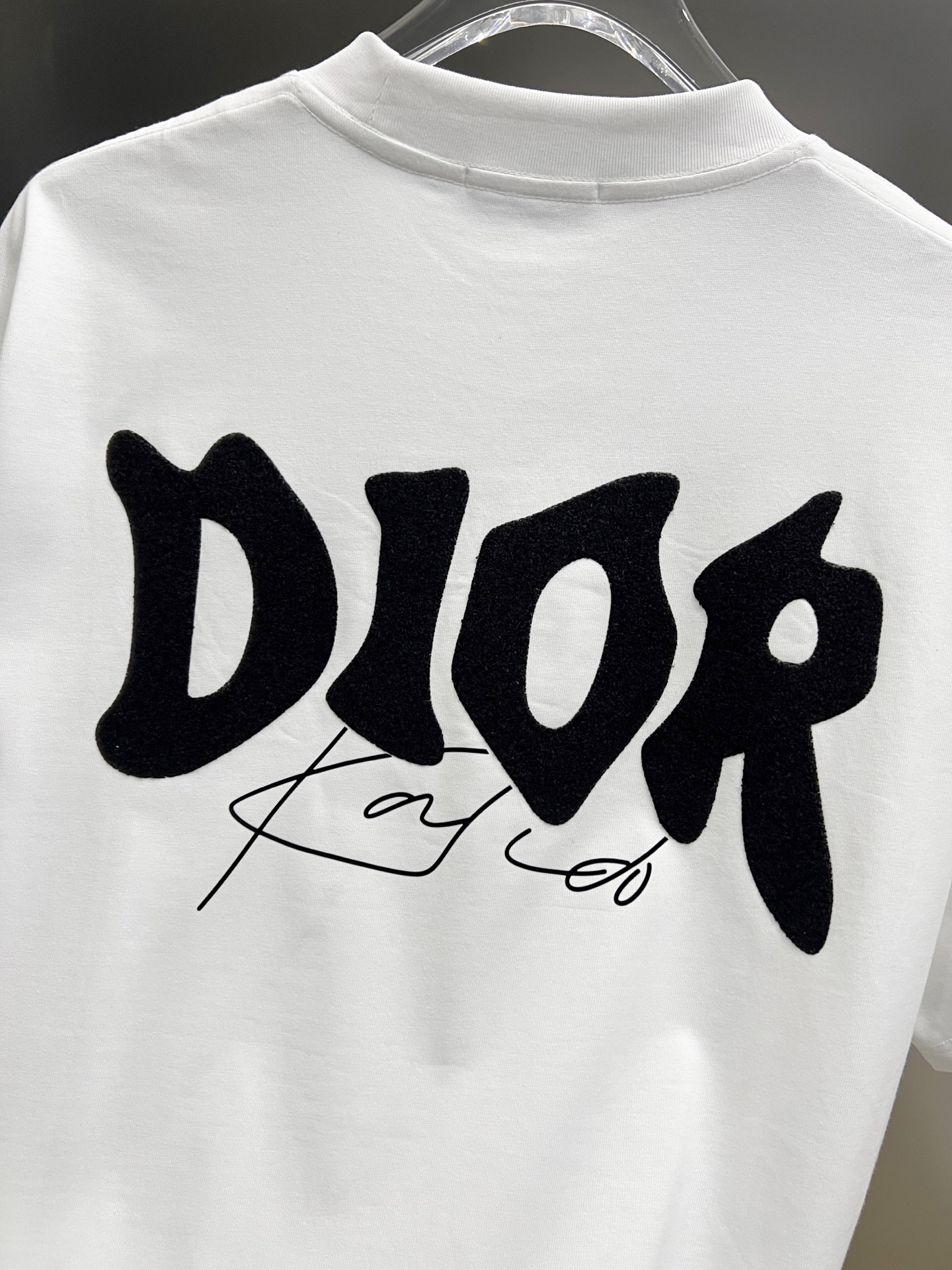 P80 Dio* 迪奥 2025秋冬新款 经典字母立体贴布工艺 简约大方 定制双纱平纹纯棉面料 短袖T恤 男女同款 尺码S M L XL XXL 五个码 黑色 白色