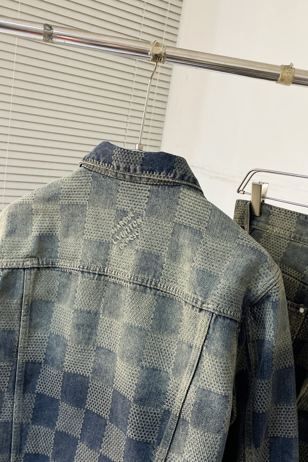 上衣 裤子 H244 LVV、25FW 棋盘格怀旧牛仔 原24,400购入，这款经典牛仔以标志性的3D Damier为特色，其纹理提花和&ldquo;Marque L.Vuitton d&eacute;pos&eacute;e&rdquo;标志融为一体。这款最新版本采用水洗牛仔面料制成，面料采用定织粗斜纹布丹宁牛仔布，定染对色靛蓝效果做3D方格提花工艺。通过色织提花工艺，在织布过程中直接织入各种花纹和图案，使得牛仔布表面呈现出更加丰富的纹理和视觉效果。面料通过砂洗工艺和特殊的染色技术，洗涤后牛仔布的自然磨损和褪色效果，呈现出做旧的效果，使其看起来更加复古和具有历史感。对花对位贴袋设计，门槛采用新款珍珠扣做开合，珍珠面刻字清晰细腻、环保电镀，真皮吊钩搭配古铜链条，全套开模定制五金配件，三标辅料配备齐全。翻领设计和系扣袖口凝聚当季丹迪风采，修身直筒版型剪裁，与同款搭配相宜，独家首发出货。 尺码：S-XL 三标齐全 可拆卖