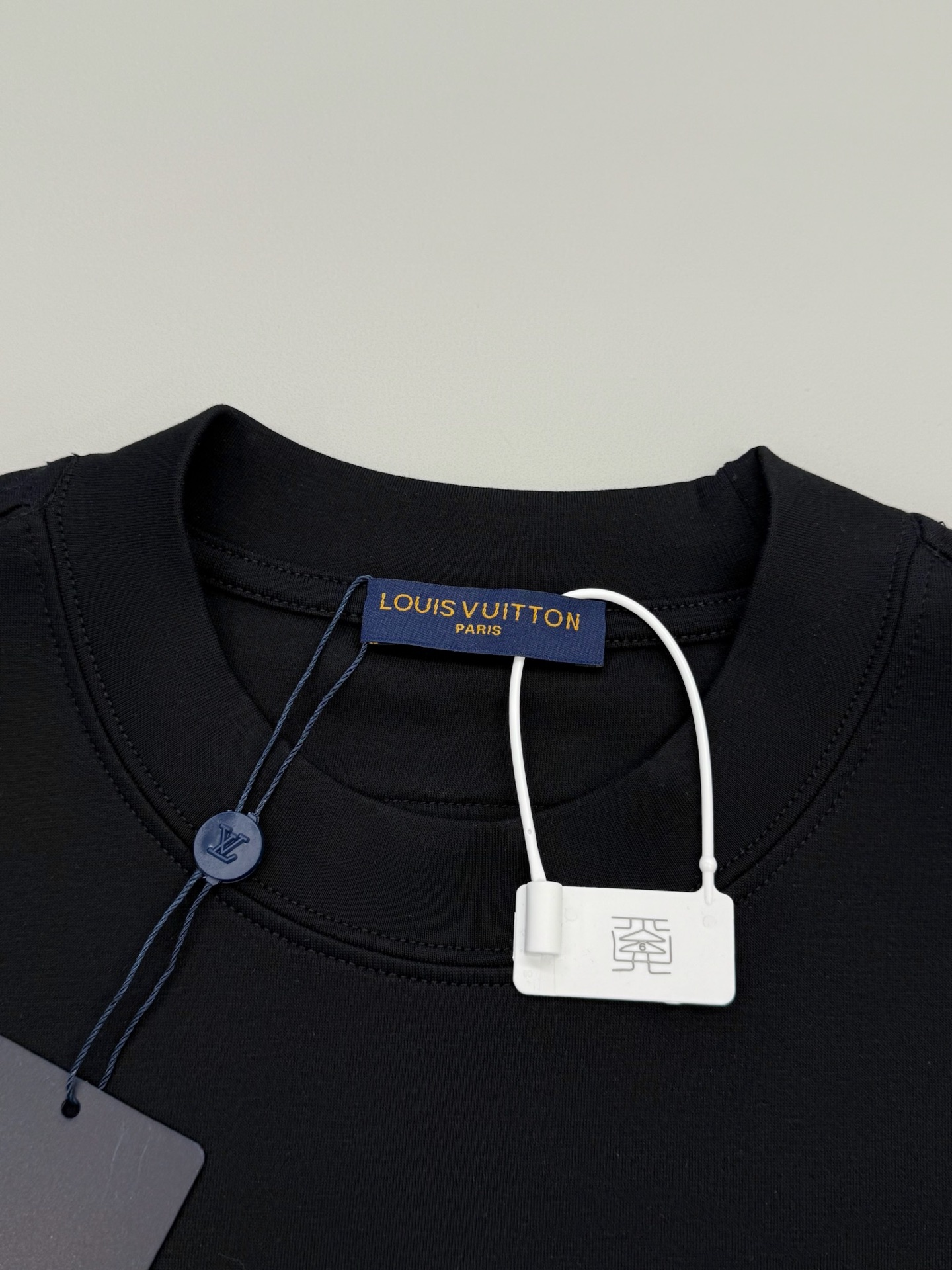 🔥🔥P95 [高版本] Louis Vuitton* 路易威登 秋冬高领打底刺绣短袖T恤 购入原版开模打造，全套定制辅料，所有细节完美还原 定织定染350珠地空气棉面料。 刺绣:胸前logo刺绣钻石绣法，衣脚logo标志刺绣字母图案平针刺绣针艺， 精细的细节处理，造就了微立体浮雕的刺绣效果。经典商标字母设计， 上身超赞.男女同款。 𝐂𝐎𝐋𝐎𝐔𝐑：白色 黑色 𝐒𝐈𝐙𝐄: S一XL