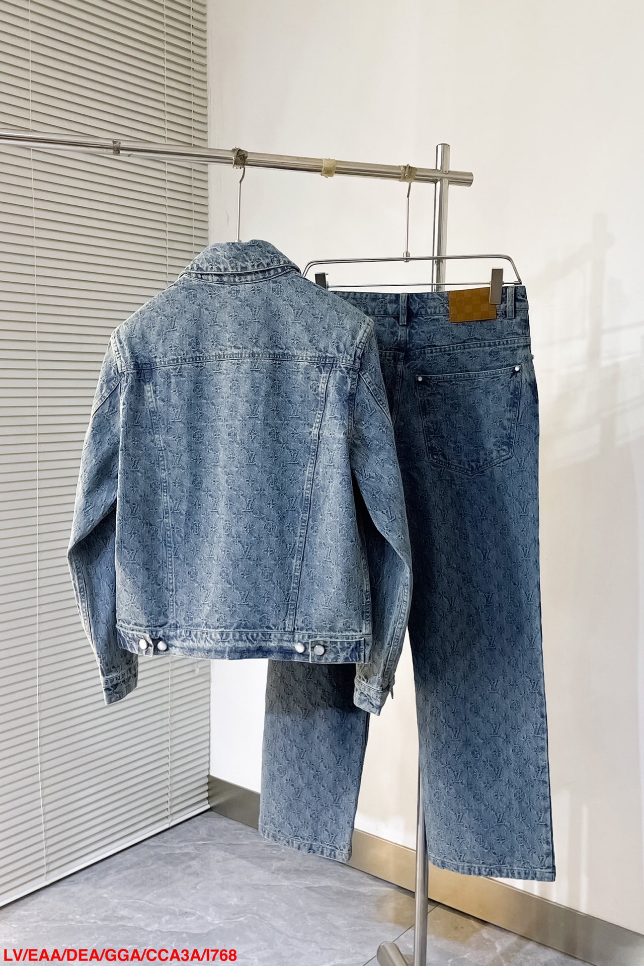 上衣 裤子 I768 LV🔥驴牌 24ss新款时装秀的牛仔闪烁迷人，令日间造型更见出众。 采用牛仔布缝制，满印Monogram提花图案， 这款可配搭同系列，缔造夺目出众的造型。 男女同款 码数：S- XL 三标齐全 可拆卖