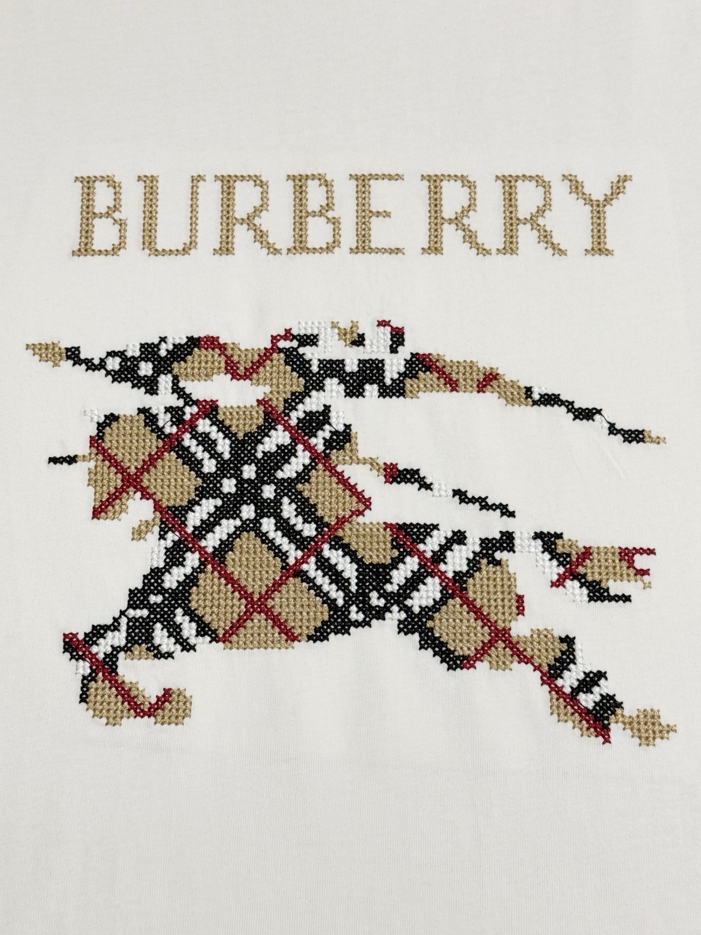 🔥🔥P80 [高版本] BURBERRY/巴宝莉 圆领短袖T恤 胸前战马十字绣绣花工艺，装饰十字绣工艺打造的品牌徽标，融入格纹马术骑士徽标设计。面料洗水32支280g纯棉精梳面料 时尚个性 百搭潮流 吊牌 领标 水洗麦 三标齐全 男女同款 颜色: 黑色.白色. 尺码：S一XL