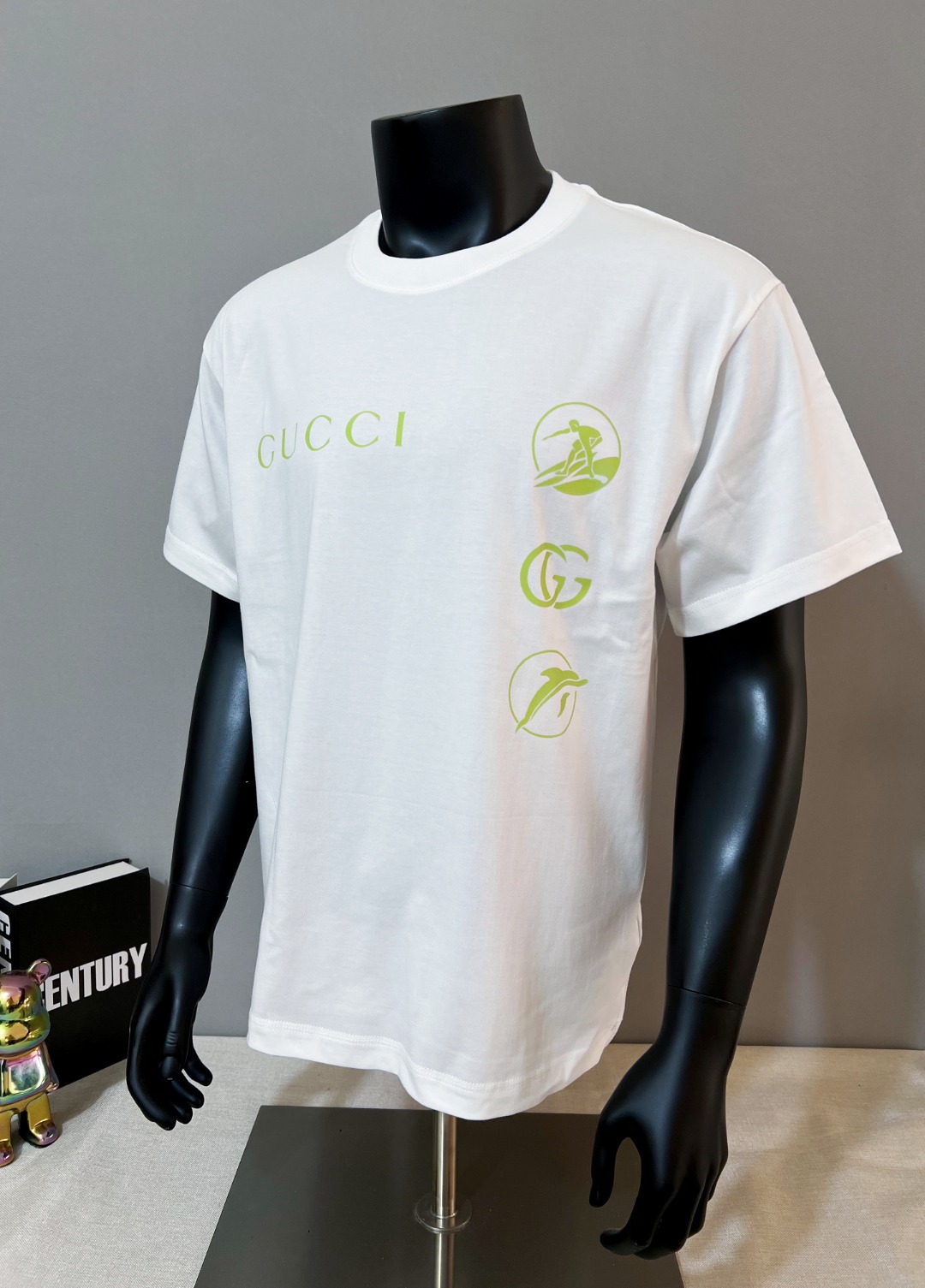 P75 Gucci古驰官网得物同步在售；2026ss logo字母印花圆领短袖T恤，严控logo标识大小，间距对色与原版一致；芥末绿logo注重调色对版；甄选240g双纱纯棉面料，柔软透气，出厂预做防缩水工艺，穿着多次清洗不易变形，高规格三针走线注重品质，领口包边坐骨；细节到位；款式百搭好看，夏季不错的选择；颜色：黑色，白色，尺码XS-L（最大可穿200斤）