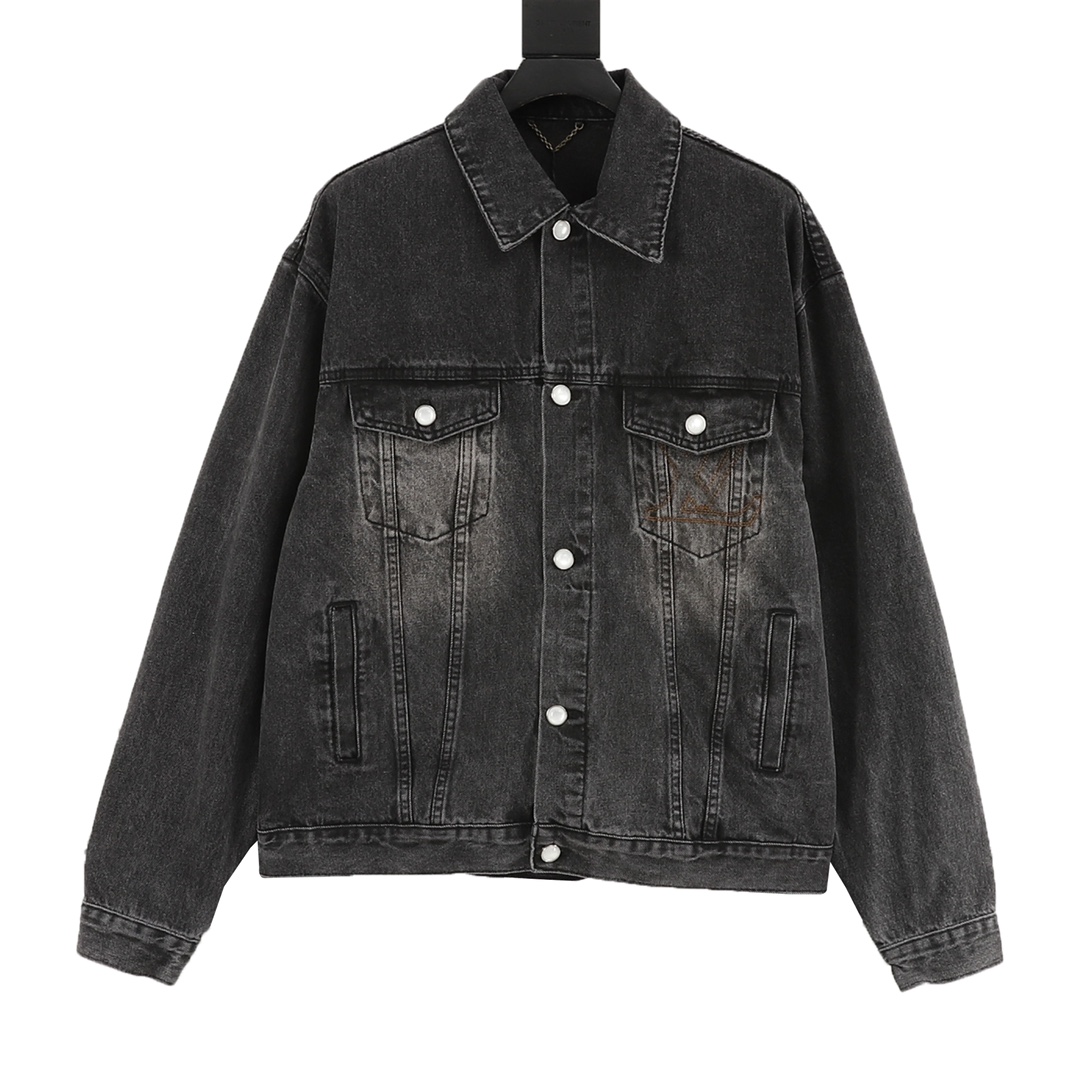 LOUISVUITTONLV刺绣口袋砂洗丹宁套装牛仔外套 原版16000购入，LV牛仔夹克采用430g重磅牛仔布料，重工炒盐洗水后版型透气舒适，洗水色泽媲美YB效果，明显刺绣工艺，logo低调奢华大方，原版开模珍珠纽扣，棋盘皮牌，口袋精致绣花，效果超好！搭配同款牛仔长裤，时尚感十足！男女同款 颜色:水洗黑 Size：46-52