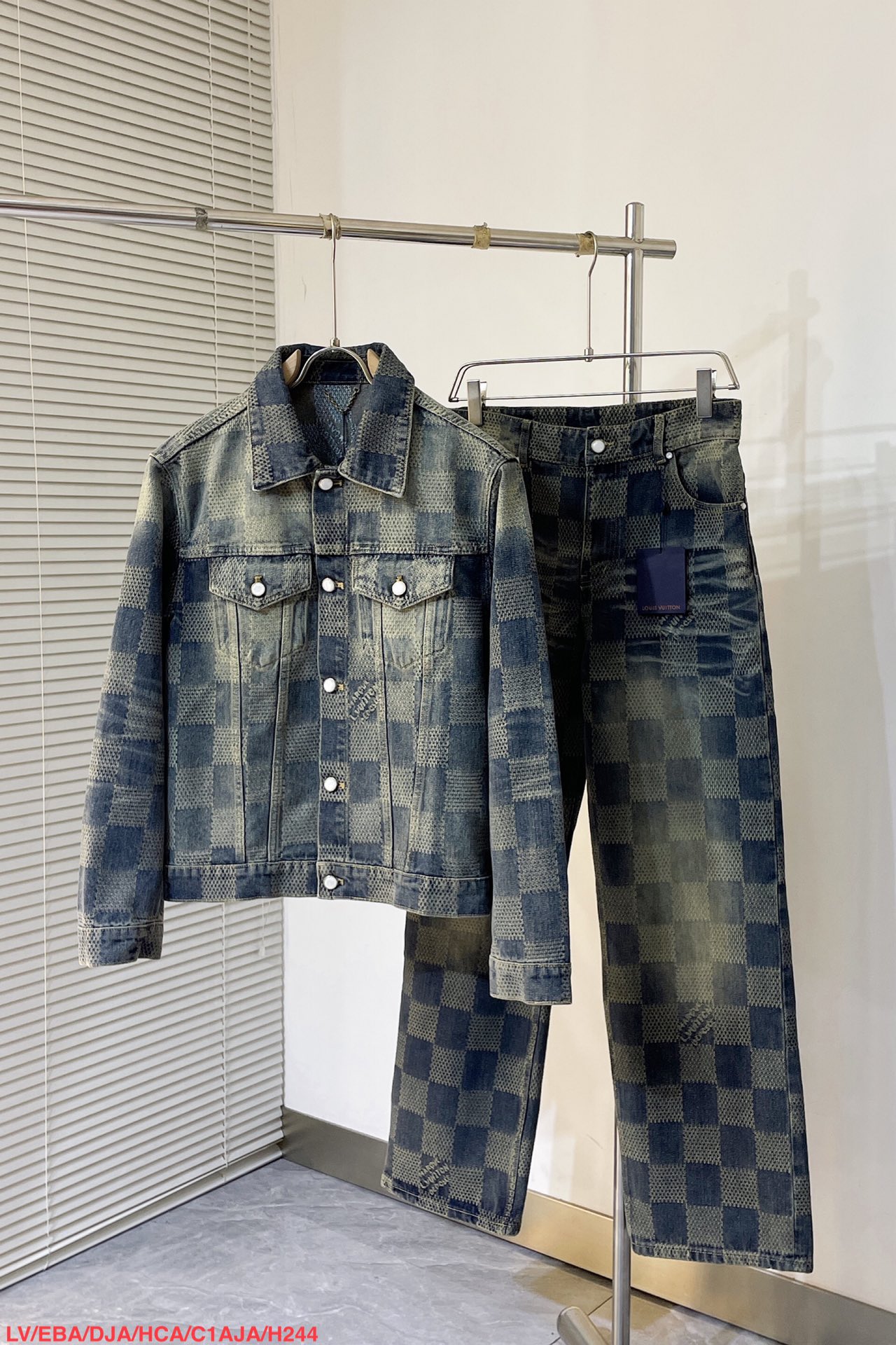 上衣 裤子 H244 LVV、25FW 棋盘格怀旧牛仔 原24,400购入，这款经典牛仔以标志性的3D Damier为特色，其纹理提花和&ldquo;Marque L.Vuitton d&eacute;pos&eacute;e&rdquo;标志融为一体。这款最新版本采用水洗牛仔面料制成，面料采用定织粗斜纹布丹宁牛仔布，定染对色靛蓝效果做3D方格提花工艺。通过色织提花工艺，在织布过程中直接织入各种花纹和图案，使得牛仔布表面呈现出更加丰富的纹理和视觉效果。面料通过砂洗工艺和特殊的染色技术，洗涤后牛仔布的自然磨损和褪色效果，呈现出做旧的效果，使其看起来更加复古和具有历史感。对花对位贴袋设计，门槛采用新款珍珠扣做开合，珍珠面刻字清晰细腻、环保电镀，真皮吊钩搭配古铜链条，全套开模定制五金配件，三标辅料配备齐全。翻领设计和系扣袖口凝聚当季丹迪风采，修身直筒版型剪裁，与同款搭配相宜，独家首发出货。 尺码：S-XL 三标齐全 可拆卖