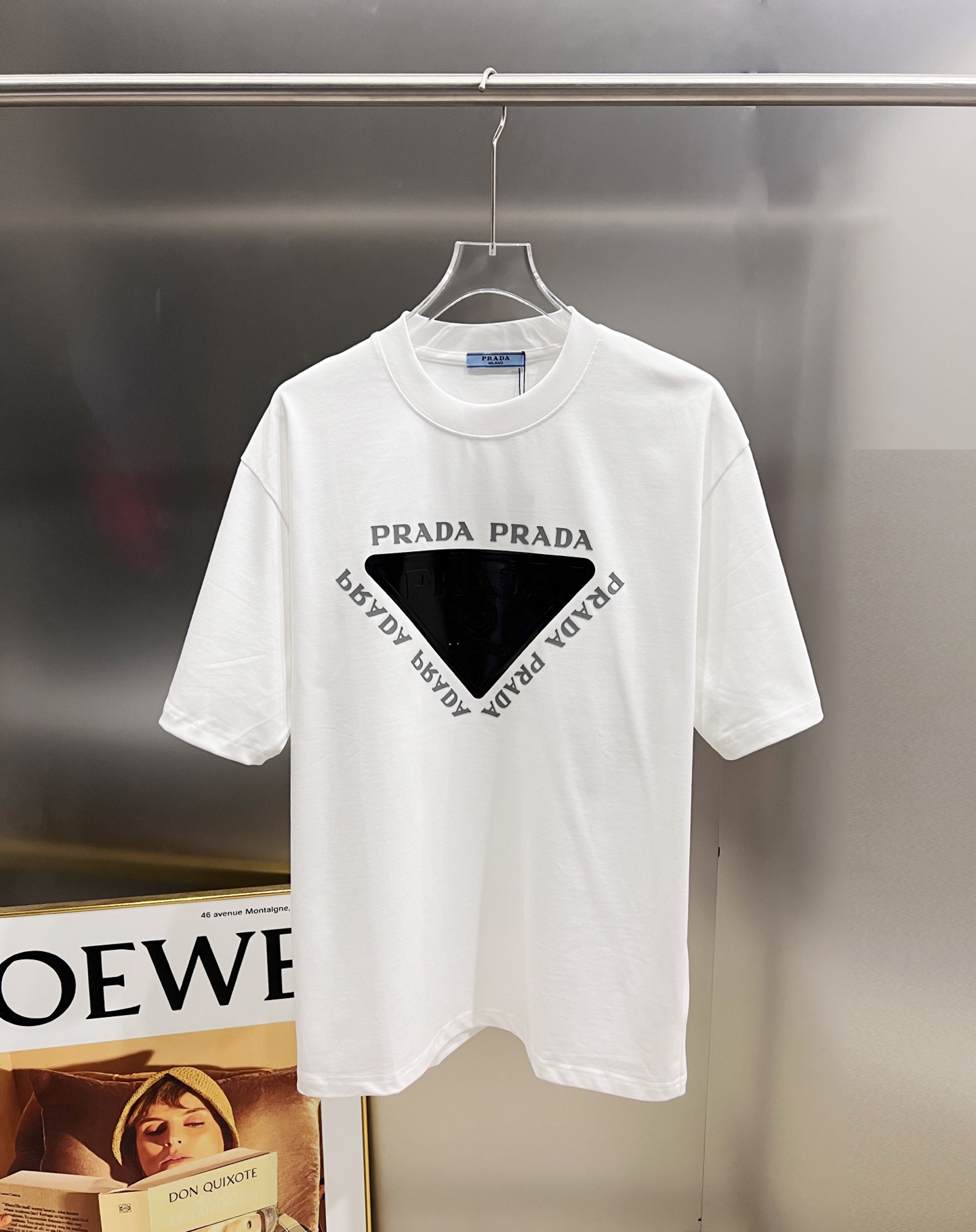 P80 普拉*达 prad* 2025秋冬新款 短袖T恤 个性经典立体字母亮面印花工艺 高端版本！专柜定制面料 透气舒适度高，男女同款宽松版 S M L XL XXL 五个码 黑色 白色