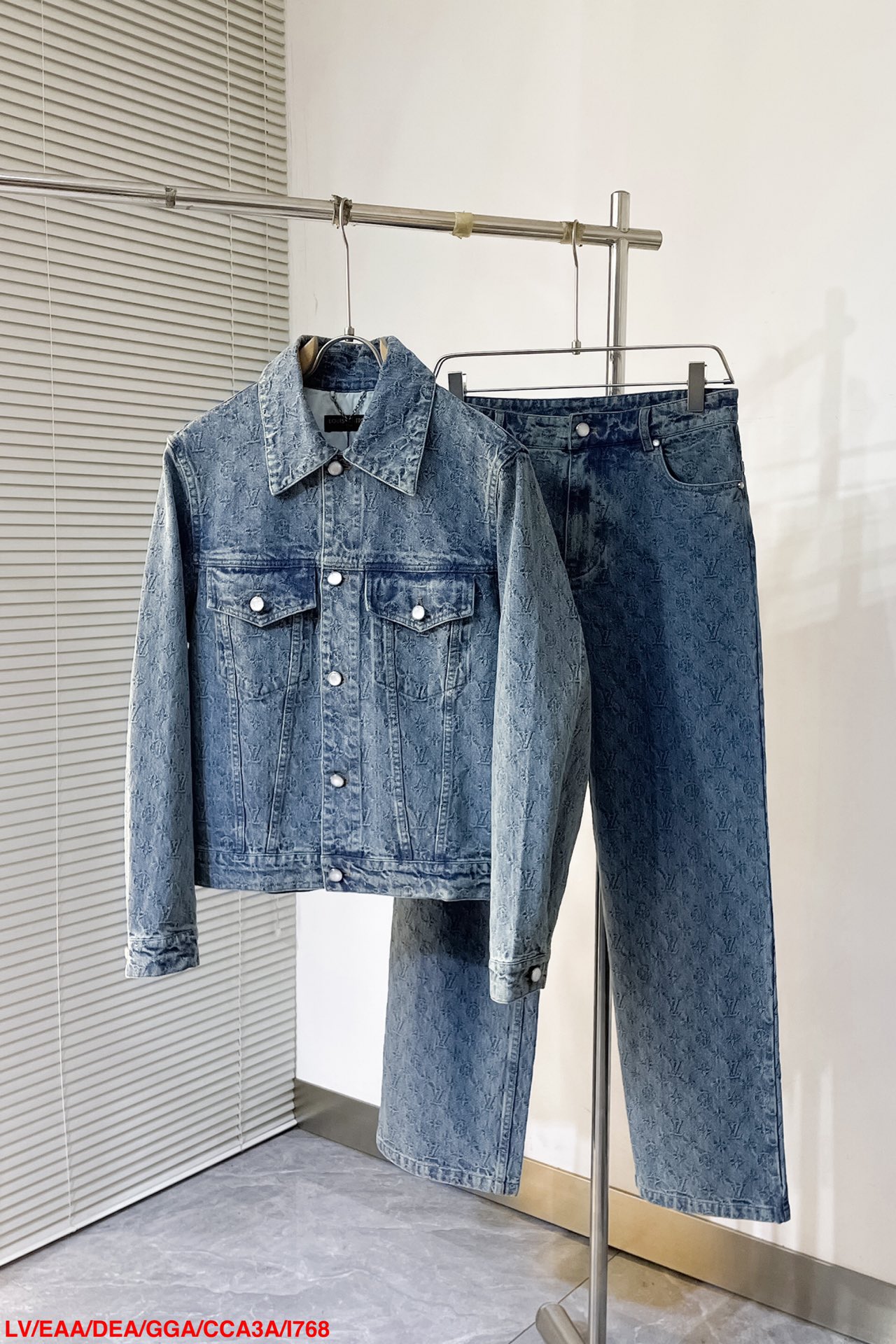 上衣 裤子 I768 LV🔥驴牌 24ss新款时装秀的牛仔闪烁迷人，令日间造型更见出众。 采用牛仔布缝制，满印Monogram提花图案， 这款可配搭同系列，缔造夺目出众的造型。 男女同款 码数：S- XL 三标齐全 可拆卖