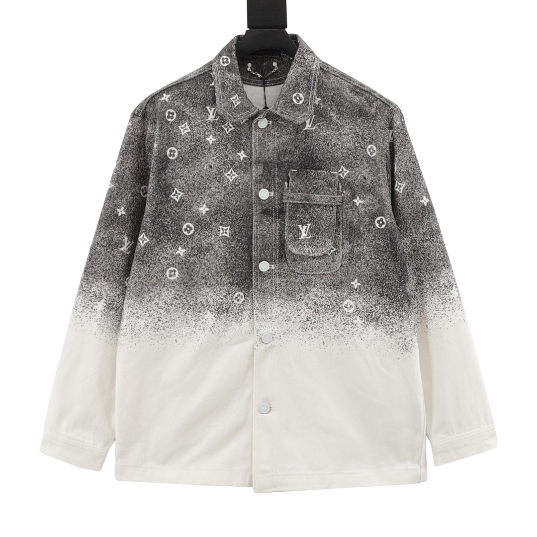 Louis Vutton路易威登 星空渲染老花牛仔衬衫夹克外套 工装衬衫采用丹宁布塑造宽松版型，再以手工喷绘为 图案渲染别致的模糊效果，宣告 2022春夏前系列的醒目格调。搭配做旧金色金属件、笔袋与品牌标志性方领。 Size：46-52