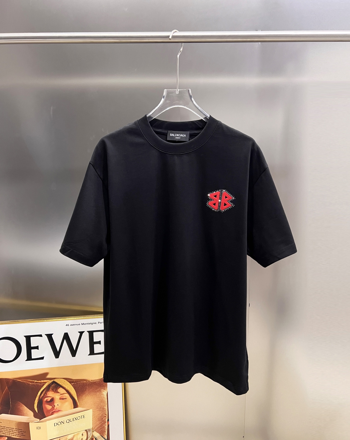 P80 BAL 巴黎世家 2025秋冬新款 短袖T恤 经典logo印花+烫钻工艺 男女同款宽松版 S M L XL XXL 五个码 颜色：黑色 白色 安哥拉红