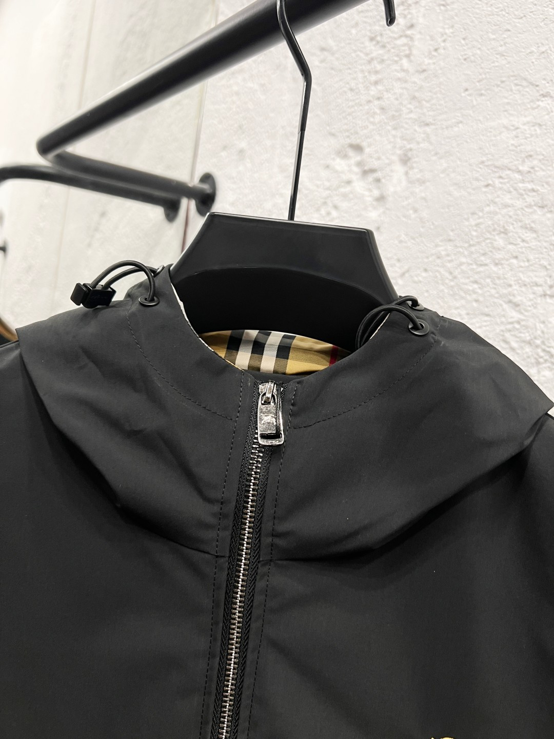 P240 巴宝利 官网同款，三标齐全，提前发售！25ss秋冬新款男士夹克外套， [强] 原单三标齐全高端版本！专柜定制面料 透气舒适度高，细节无可挑剔，品牌元素设计理念，体现高品质。手感细腻柔软！呈现休闲裁剪，上身版型超赞！男女同款 黑白两色 码数：M～3XL