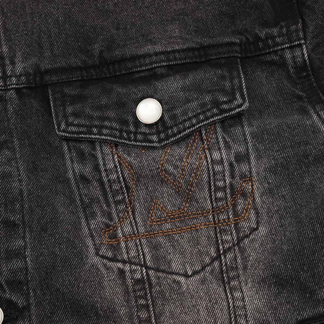 LOUISVUITTONLV刺绣口袋砂洗丹宁套装牛仔外套 原版16000购入，LV牛仔夹克采用430g重磅牛仔布料，重工炒盐洗水后版型透气舒适，洗水色泽媲美YB效果，明显刺绣工艺，logo低调奢华大方，原版开模珍珠纽扣，棋盘皮牌，口袋精致绣花，效果超好！搭配同款牛仔长裤，时尚感十足！男女同款 颜色:水洗黑 Size：46-52