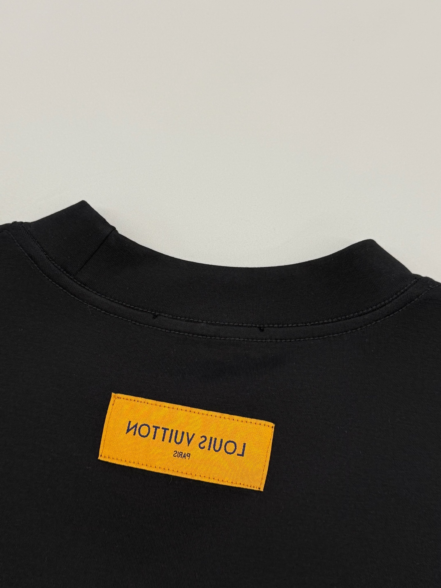 🔥🔥P95 [高版本] Louis Vuitton* 路易威登 秋冬高领打底刺绣短袖T恤 购入原版开模打造，全套定制辅料，所有细节完美还原 定织定染350珠地空气棉面料。 刺绣:胸前logo刺绣钻石绣法，衣脚logo标志刺绣字母图案平针刺绣针艺， 精细的细节处理，造就了微立体浮雕的刺绣效果。经典商标字母设计， 上身超赞.男女同款。 𝐂𝐎𝐋𝐎𝐔𝐑：白色 黑色 𝐒𝐈𝐙𝐄: S一XL