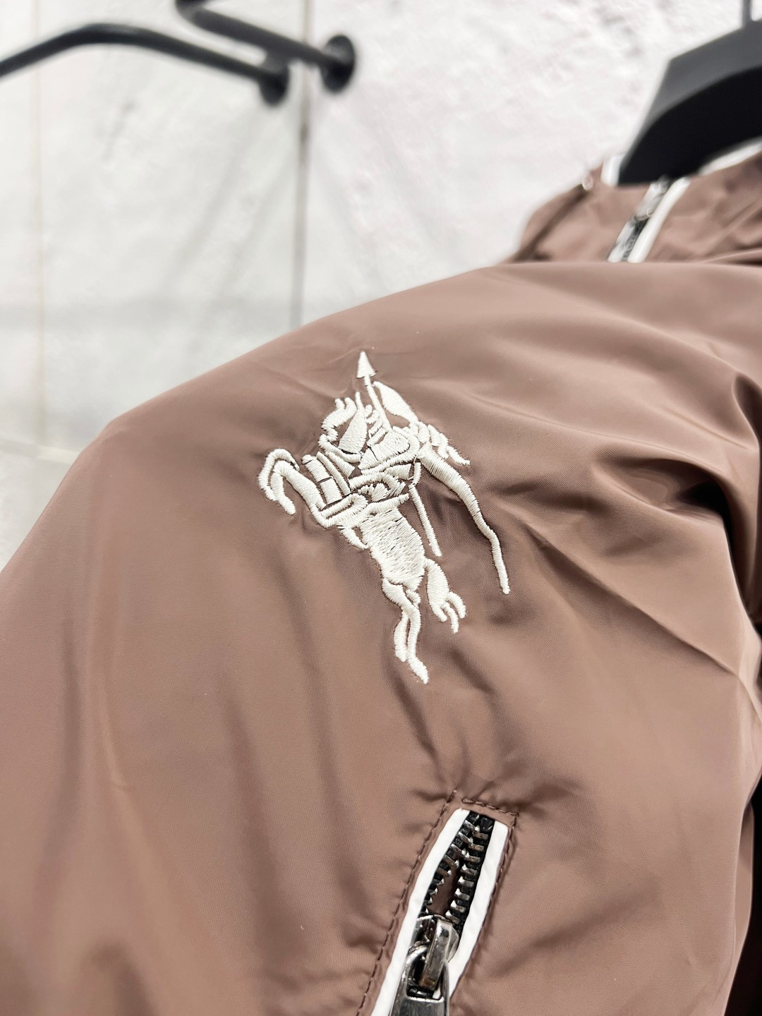 P240 巴宝利 官网同款，三标齐全，提前发售！25ss秋冬新款男士夹克外套， [强] 原单三标齐全高端版本！专柜定制面料 透气舒适度高，细节无可挑剔，品牌元素设计理念，体现高品质。手感细腻柔软！呈现休闲裁剪，上身版型超赞！男女同款 黑白两色 码数：M～3XL