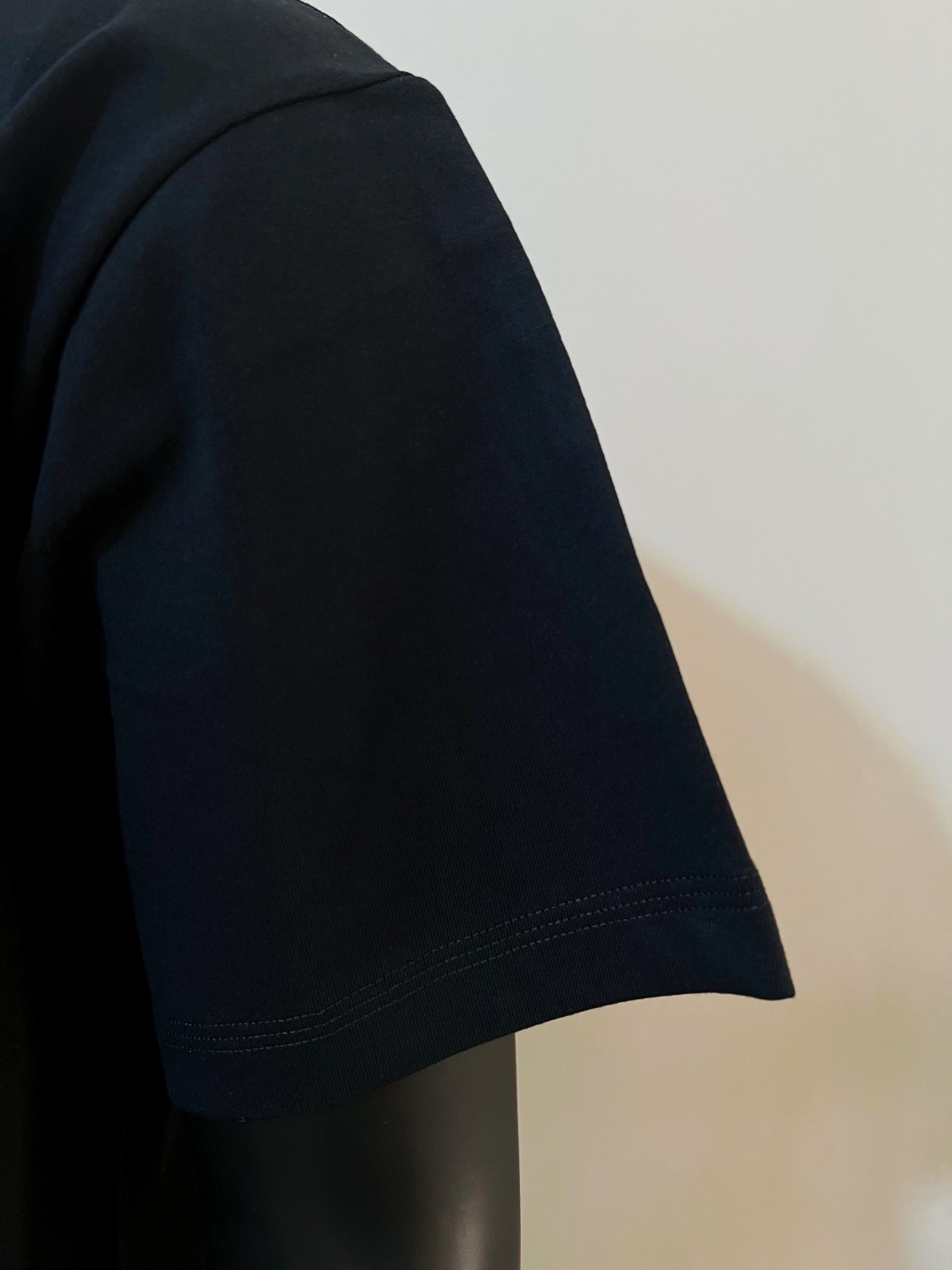 P75 Gucci古驰官网得物同步在售；2026ss logo字母印花圆领短袖T恤，严控logo标识大小，间距对色与原版一致；芥末绿logo注重调色对版；甄选240g双纱纯棉面料，柔软透气，出厂预做防缩水工艺，穿着多次清洗不易变形，高规格三针走线注重品质，领口包边坐骨；细节到位；款式百搭好看，夏季不错的选择；颜色：黑色，白色，尺码XS-L（最大可穿200斤）