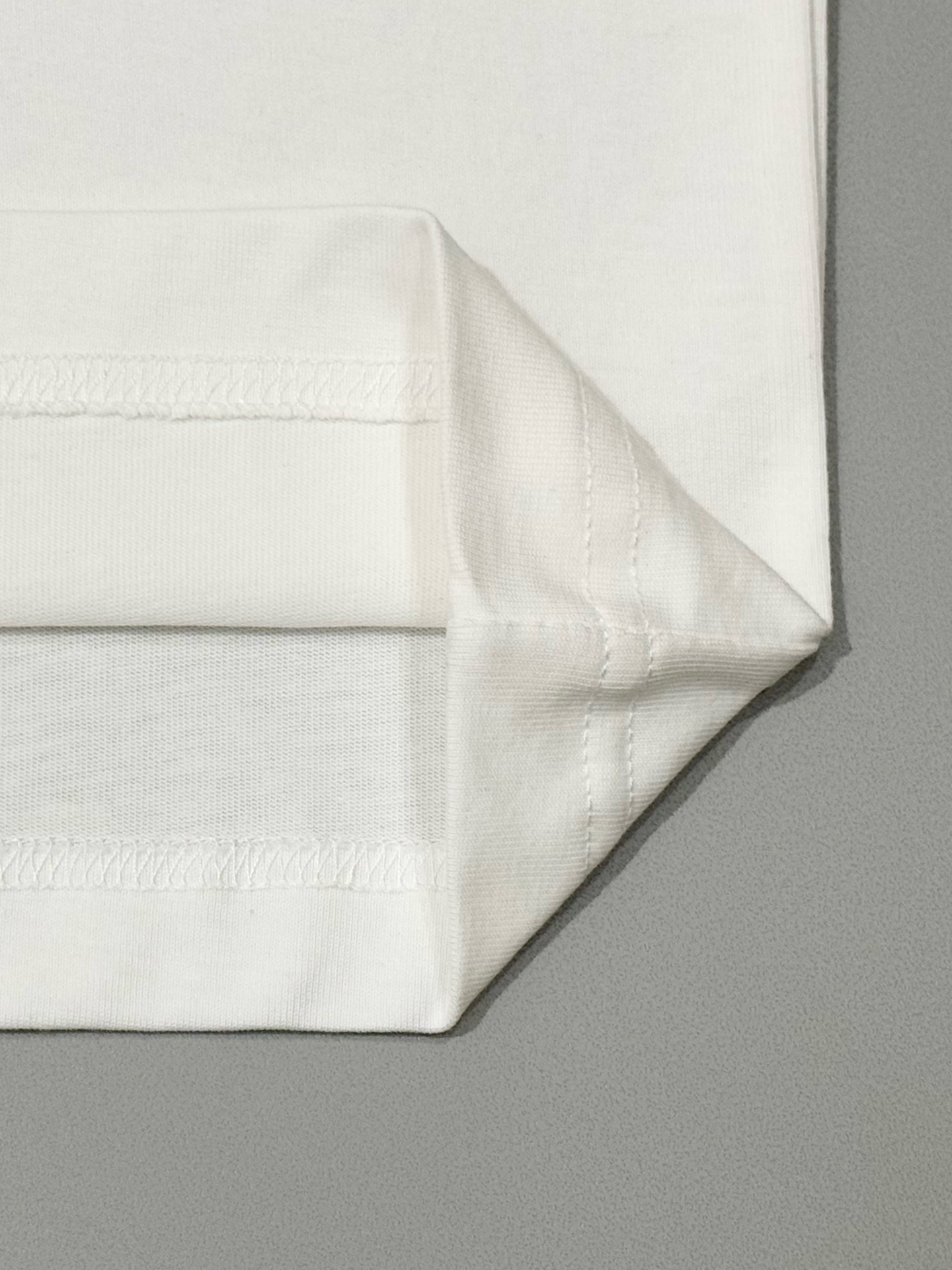 🔥🔥P80 [高版本] BURBERRY/巴宝莉 圆领短袖T恤 胸前战马十字绣绣花工艺，装饰十字绣工艺打造的品牌徽标，融入格纹马术骑士徽标设计。面料洗水32支280g纯棉精梳面料 时尚个性 百搭潮流 吊牌 领标 水洗麦 三标齐全 男女同款 颜色: 黑色.白色. 尺码：S一XL