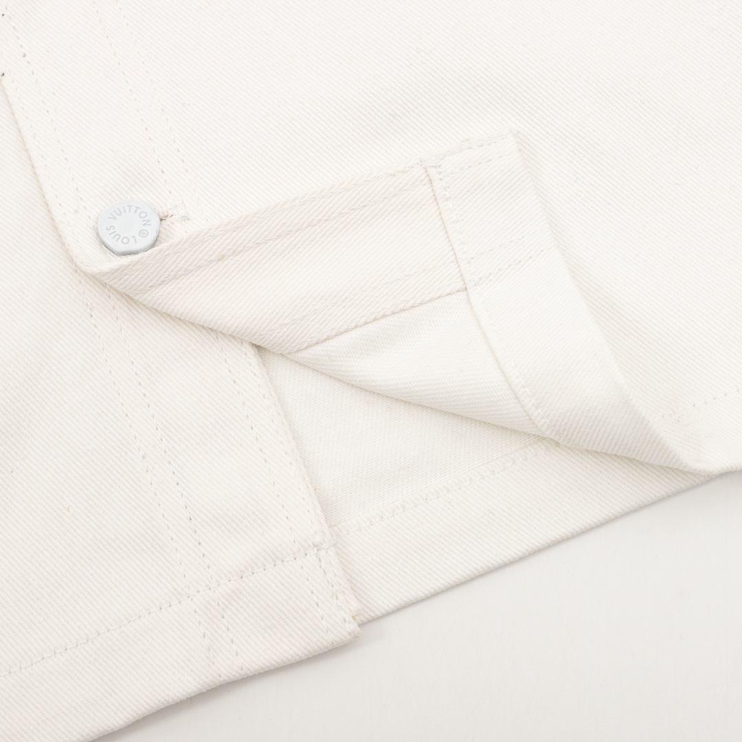 Louis Vutton路易威登 星空渲染老花牛仔衬衫夹克外套 工装衬衫采用丹宁布塑造宽松版型，再以手工喷绘为 图案渲染别致的模糊效果，宣告 2022春夏前系列的醒目格调。搭配做旧金色金属件、笔袋与品牌标志性方领。 Size：46-52