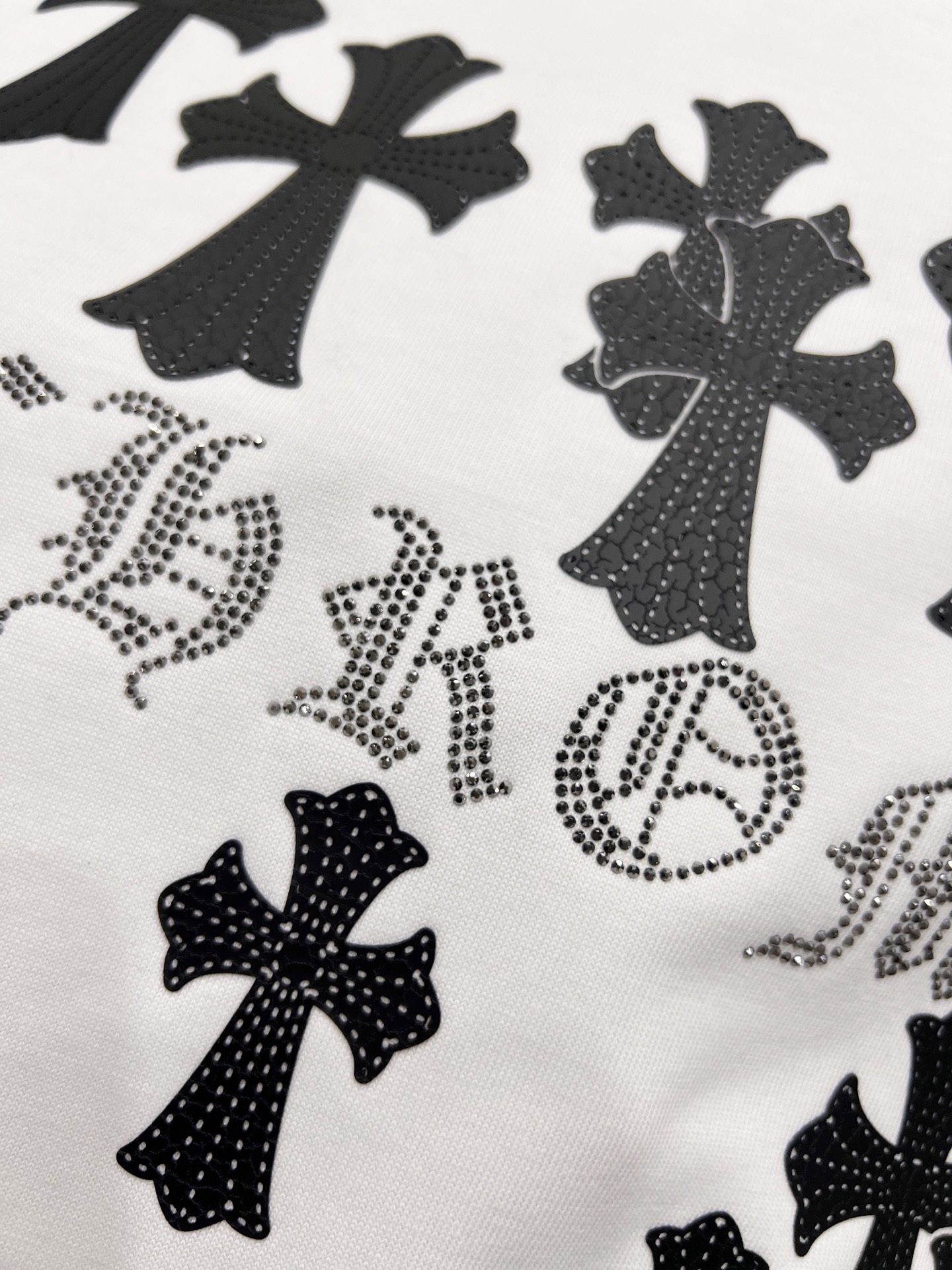 P80 CH克罗 2025秋冬新款 短袖T恤 十字架发泡工艺+中东澳钻设计工艺 实物很棒🔥男女同款宽松版 尺码S M L XL XXL 五个码 黑色 白色