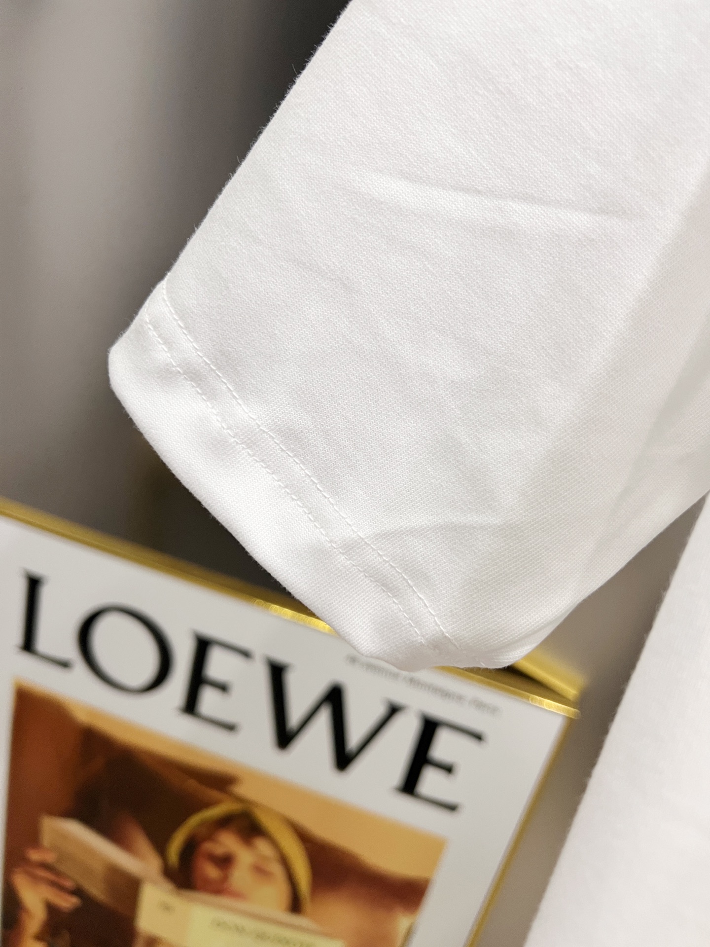 P80 普拉*达 prad* 2025秋冬新款 短袖T恤 个性经典立体字母亮面印花工艺 高端版本！专柜定制面料 透气舒适度高，男女同款宽松版 S M L XL XXL 五个码 黑色 白色