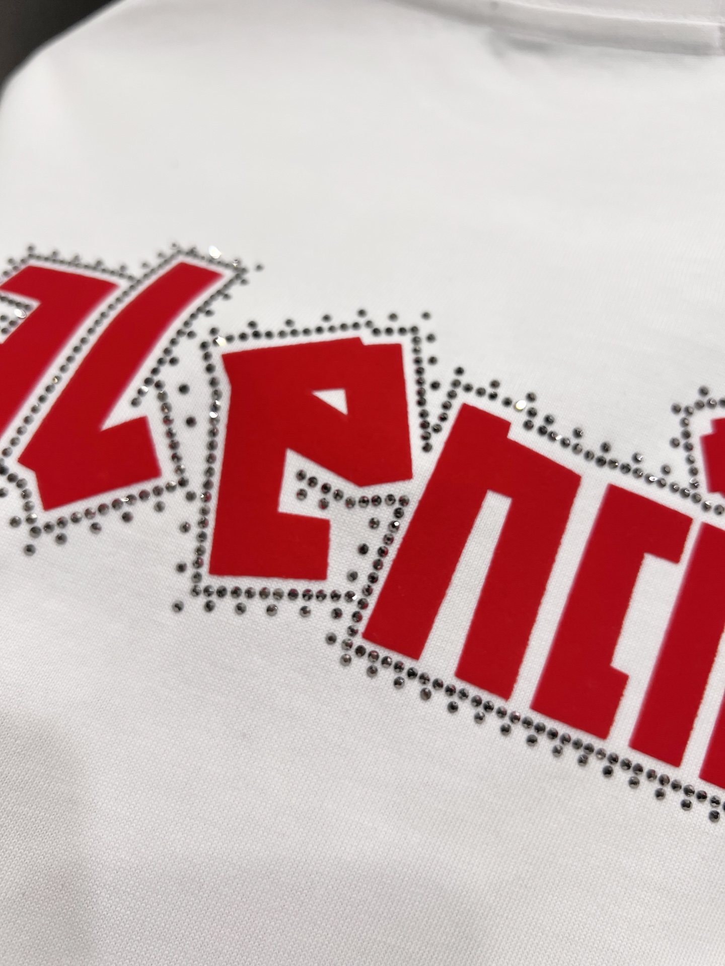 P80 BAL 巴黎世家 2025秋冬新款 短袖T恤 经典logo印花+烫钻工艺 男女同款宽松版 S M L XL XXL 五个码 颜色：黑色 白色 安哥拉红