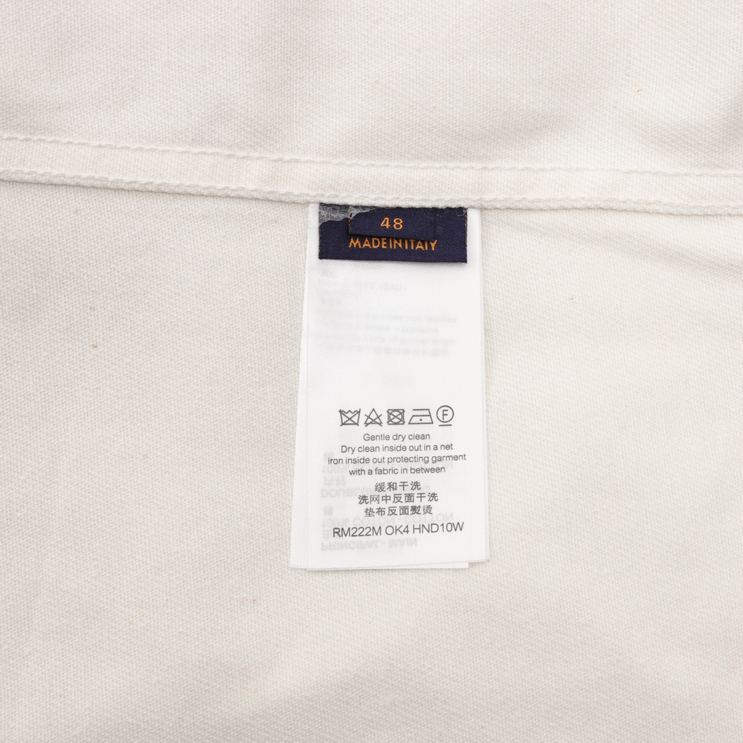 Louis Vutton路易威登 星空渲染老花牛仔衬衫夹克外套 工装衬衫采用丹宁布塑造宽松版型，再以手工喷绘为 图案渲染别致的模糊效果，宣告 2022春夏前系列的醒目格调。搭配做旧金色金属件、笔袋与品牌标志性方领。 Size：46-52