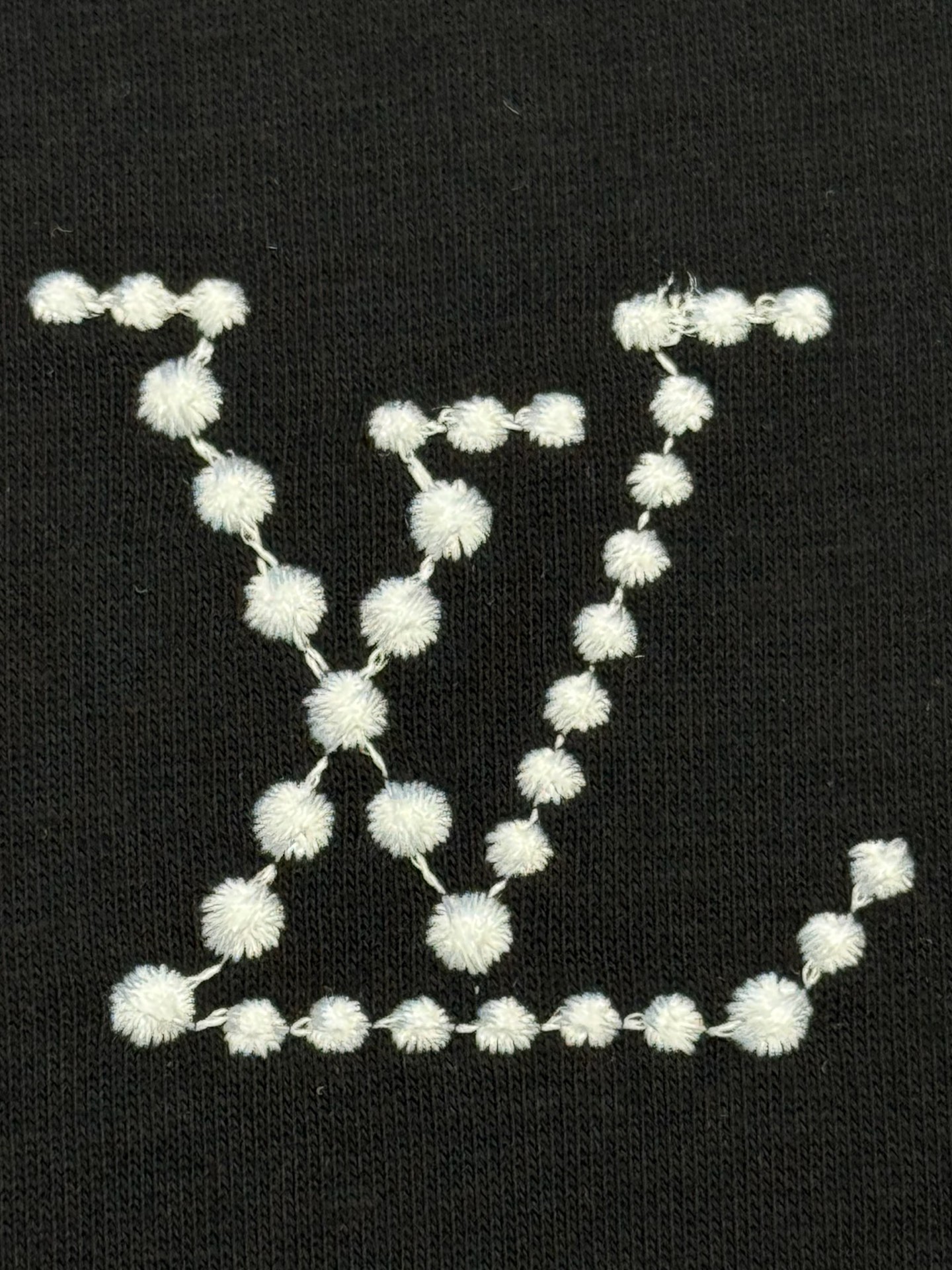 🔥🔥P95 [高版本] Louis Vuitton* 路易威登 秋冬高领打底刺绣短袖T恤 购入原版开模打造，全套定制辅料，所有细节完美还原 定织定染350珠地空气棉面料。 刺绣:胸前logo刺绣钻石绣法，衣脚logo标志刺绣字母图案平针刺绣针艺， 精细的细节处理，造就了微立体浮雕的刺绣效果。经典商标字母设计， 上身超赞.男女同款。 𝐂𝐎𝐋𝐎𝐔𝐑：白色 黑色 𝐒𝐈𝐙𝐄: S一XL