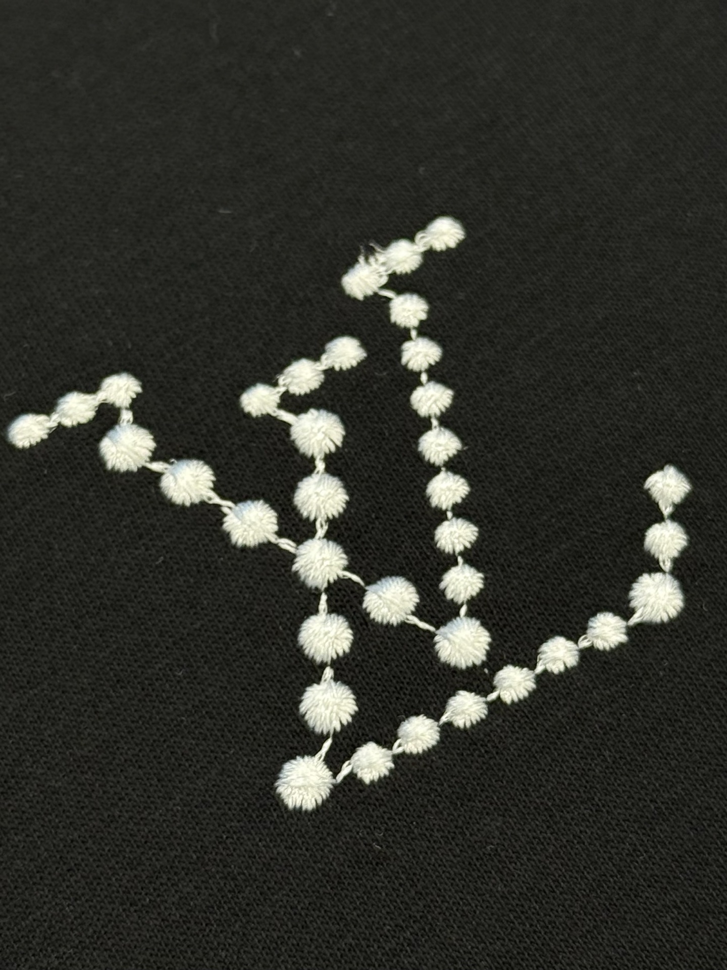 🔥🔥P95 [高版本] Louis Vuitton* 路易威登 秋冬高领打底刺绣短袖T恤 购入原版开模打造，全套定制辅料，所有细节完美还原 定织定染350珠地空气棉面料。 刺绣:胸前logo刺绣钻石绣法，衣脚logo标志刺绣字母图案平针刺绣针艺， 精细的细节处理，造就了微立体浮雕的刺绣效果。经典商标字母设计， 上身超赞.男女同款。 𝐂𝐎𝐋𝐎𝐔𝐑：白色 黑色 𝐒𝐈𝐙𝐄: S一XL