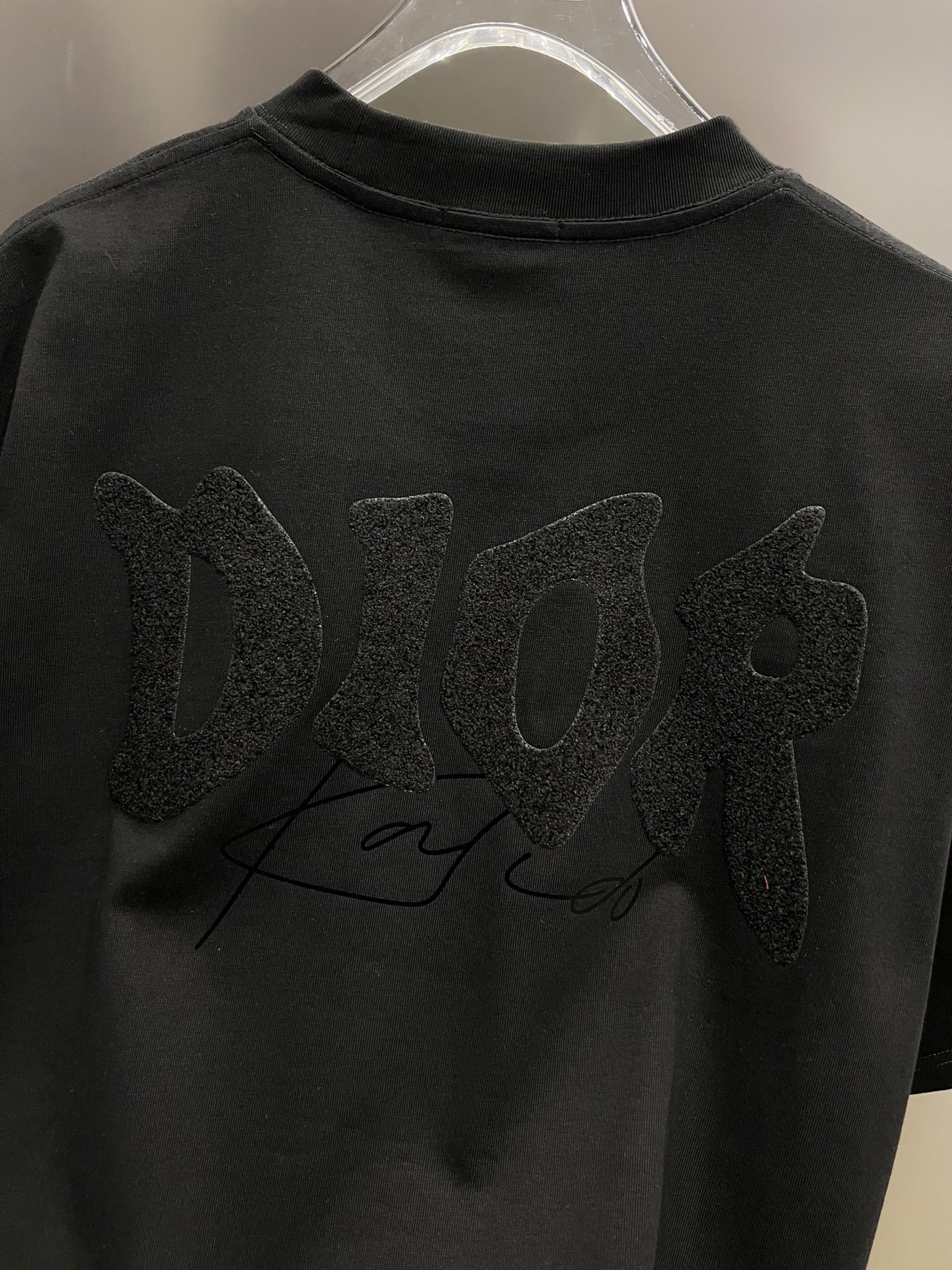 P80 Dio* 迪奥 2025秋冬新款 经典字母立体贴布工艺 简约大方 定制双纱平纹纯棉面料 短袖T恤 男女同款 尺码S M L XL XXL 五个码 黑色 白色