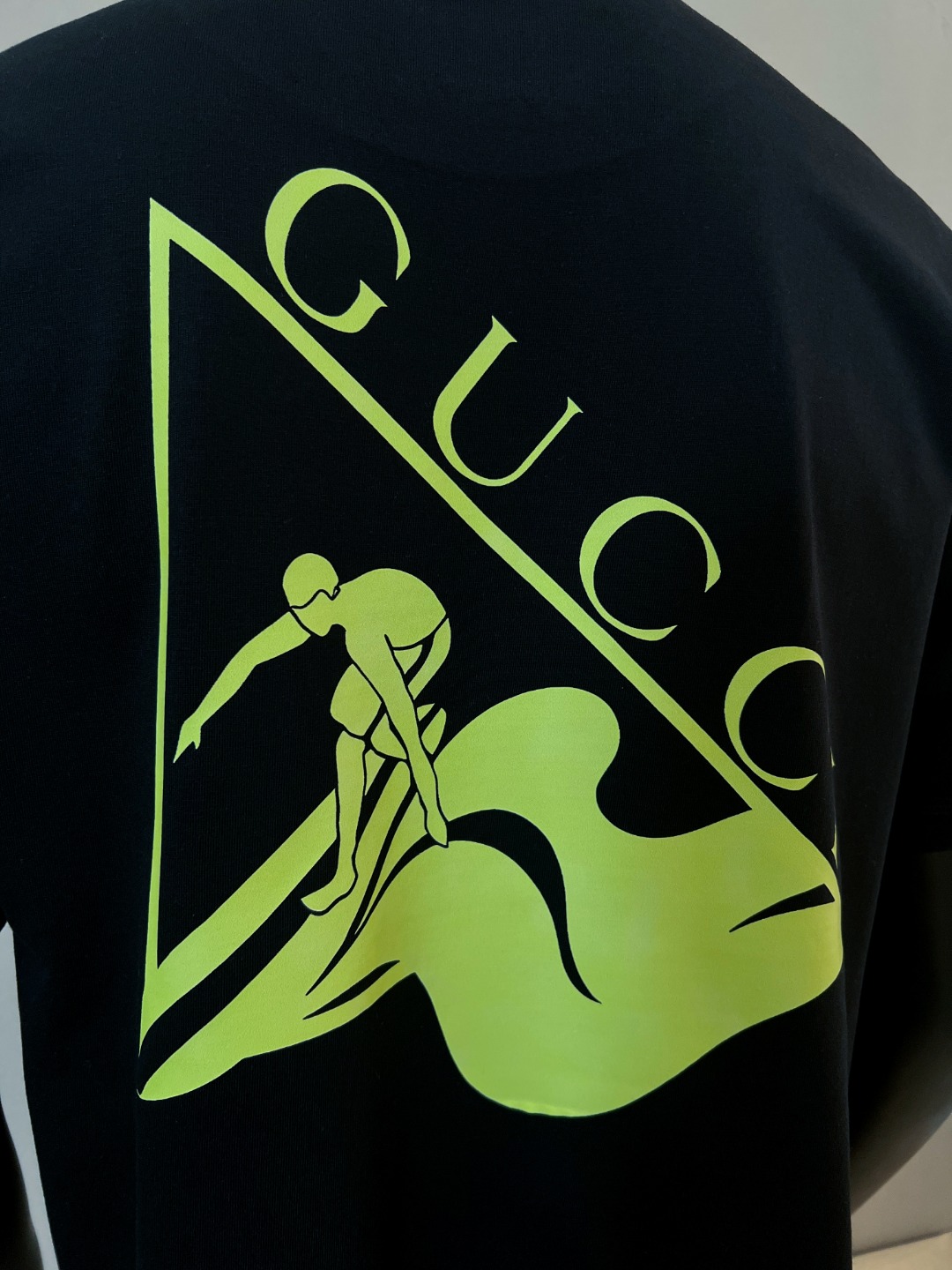 P75 Gucci古驰官网得物同步在售；2026ss logo字母印花圆领短袖T恤，严控logo标识大小，间距对色与原版一致；芥末绿logo注重调色对版；甄选240g双纱纯棉面料，柔软透气，出厂预做防缩水工艺，穿着多次清洗不易变形，高规格三针走线注重品质，领口包边坐骨；细节到位；款式百搭好看，夏季不错的选择；颜色：黑色，白色，尺码XS-L（最大可穿200斤）