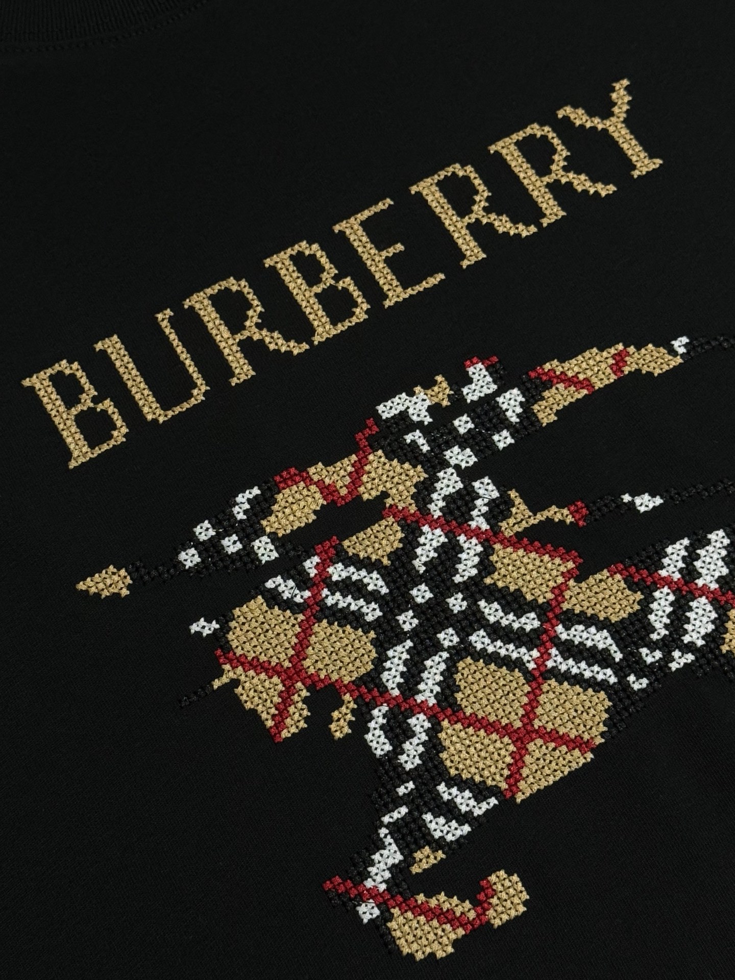 🔥P80 [高版本] BURBERRY/巴宝莉 圆领短袖T恤 胸前战马十字绣绣花工艺，装饰十字绣工艺打造的品牌徽标，融入格纹马术骑士徽标设计。面料洗水32支280g纯棉精梳面料 时尚个性 百搭潮流 吊牌 领标 水洗麦 三标齐全 男女同款 颜色: 黑色.白色. 尺码：S一XL