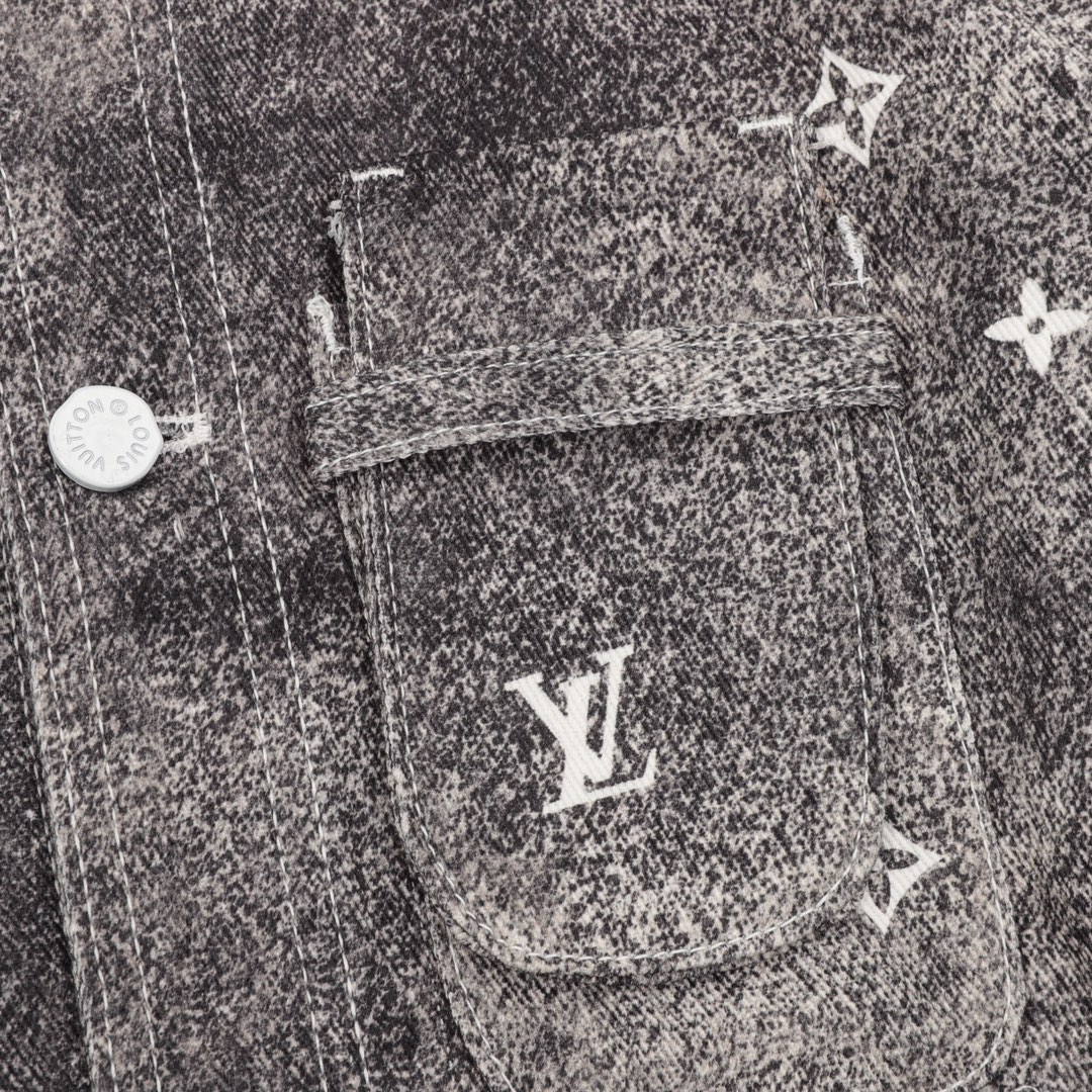 Louis Vutton路易威登 星空渲染老花牛仔衬衫夹克外套 工装衬衫采用丹宁布塑造宽松版型，再以手工喷绘为 图案渲染别致的模糊效果，宣告 2022春夏前系列的醒目格调。搭配做旧金色金属件、笔袋与品牌标志性方领。 Size：46-52